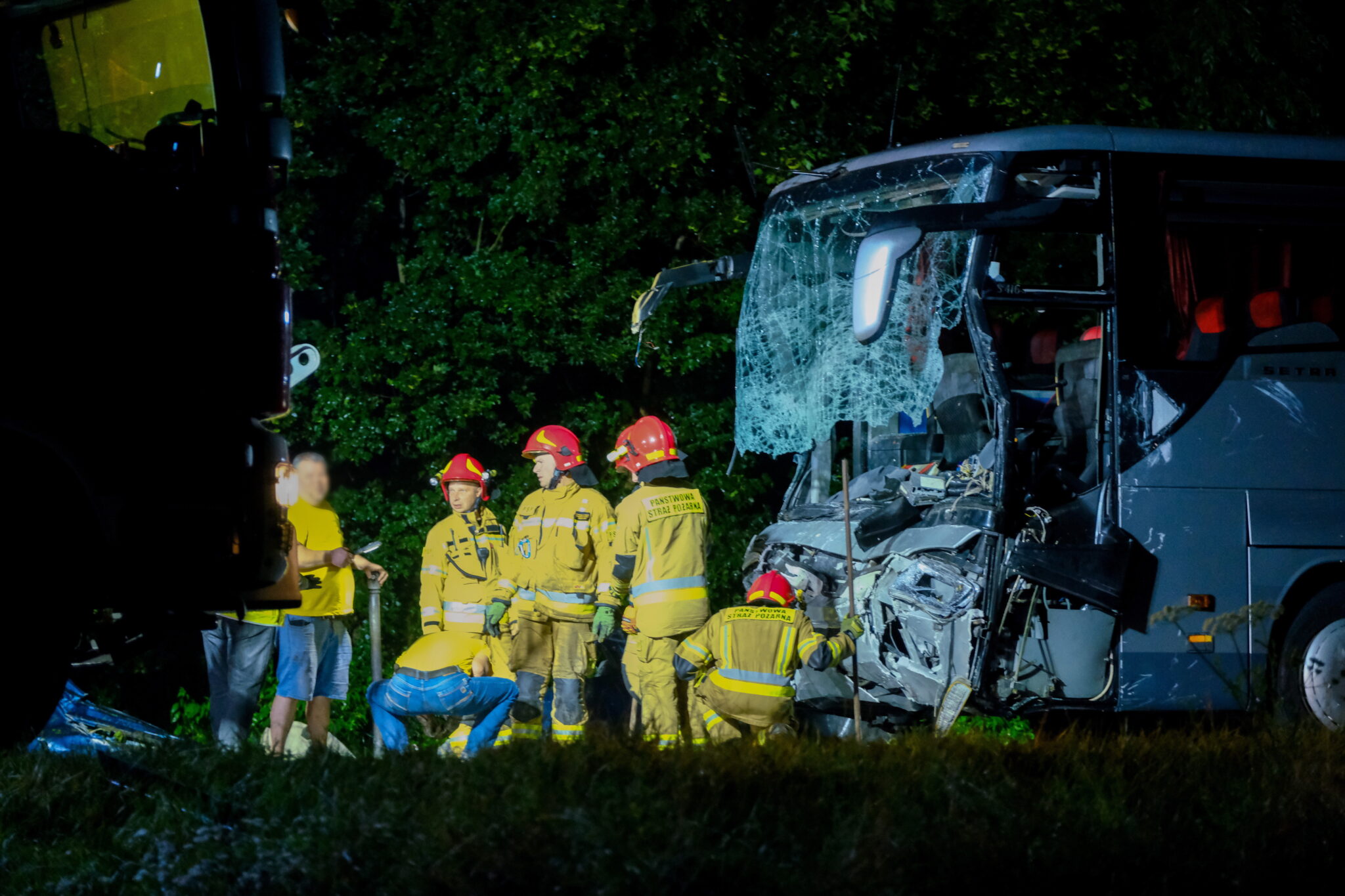 Służby na miejscu tragicznego wypadku w miejscowości Kleszczów. Na drodze krajowej 88 doszło do zdarzenia busa i autokaru, w wyniku którego dziewięć osób zginęło, a siedem odniosło obrażenia Zginęły wszystkie osoby jadące busem. Rannych zostało siedem osób jadących autokarem, w najpoważniejszym stanie jest kierowca. fot. PAP/Hanna Bardo
