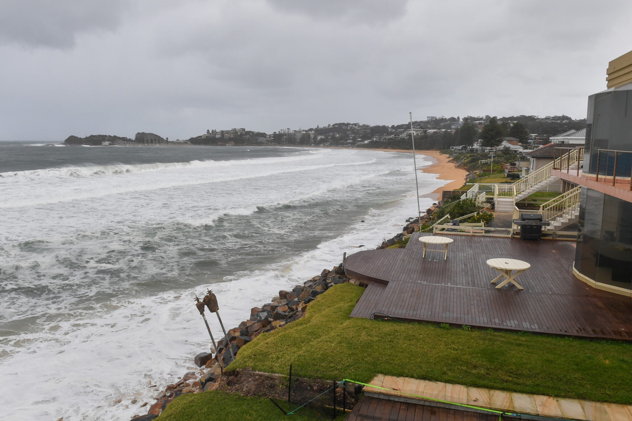 Południowe wybrzeże Australii zmaga się z silnym deszczem i huraganowym wiatrem, fot.  EPA/MICK TSIKAS AUSTRALIA AND NEW ZEALAND OUT 