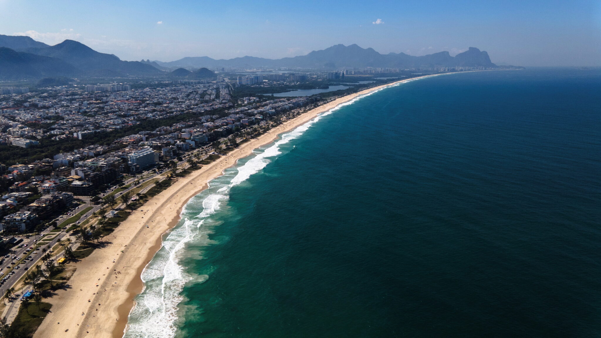 Brazylia: widok z dron nad plażą w Rio de Janeiro, fot. EPA/Antonio Lacerda Dostawca: PAP/EPA.