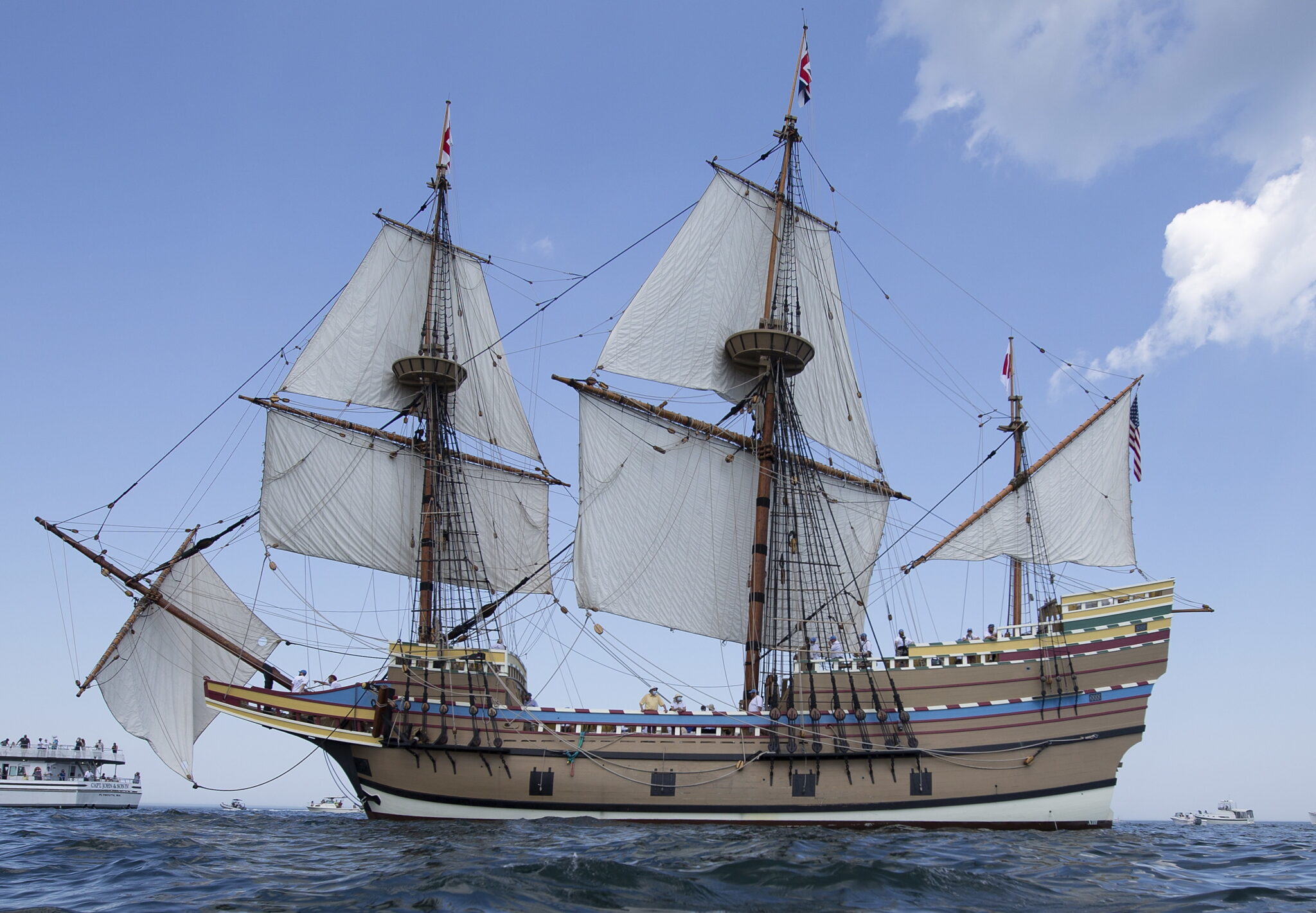 USA: Mayflower II płynie do swojego portu macierzystego w Plymouth, Massachusetts. Statek przeszedł wartą ponad 11 mln dolarów renowację, fot. EPA/CJ GUNTHER