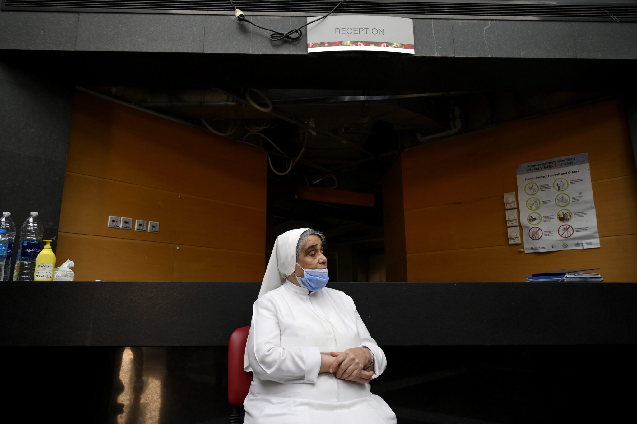 Poszkodowani w katastrofie w Bejrucie - siostra zakonna. fot. EPA/WAEL HAMZEH 