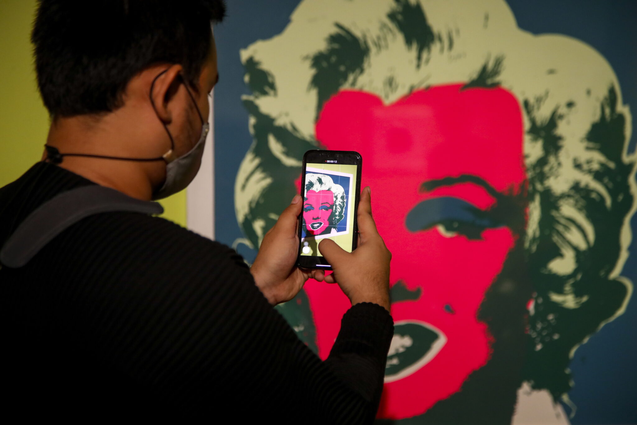 Słynna Marylin Monroe A. Warhola odwiedziła wystawę w Tajlandii. fot.  EPA/DIEGO AZUBEL 
