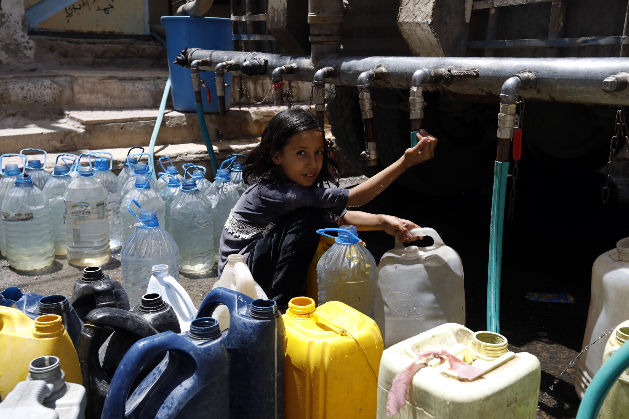 Jemen: punkt z czystą wodą. Według raportów, prawie 21 mln Jemeńczyków nie ma stałego dostępu do wody pitnej, fot.  EPA/YAHYA ARHAB 