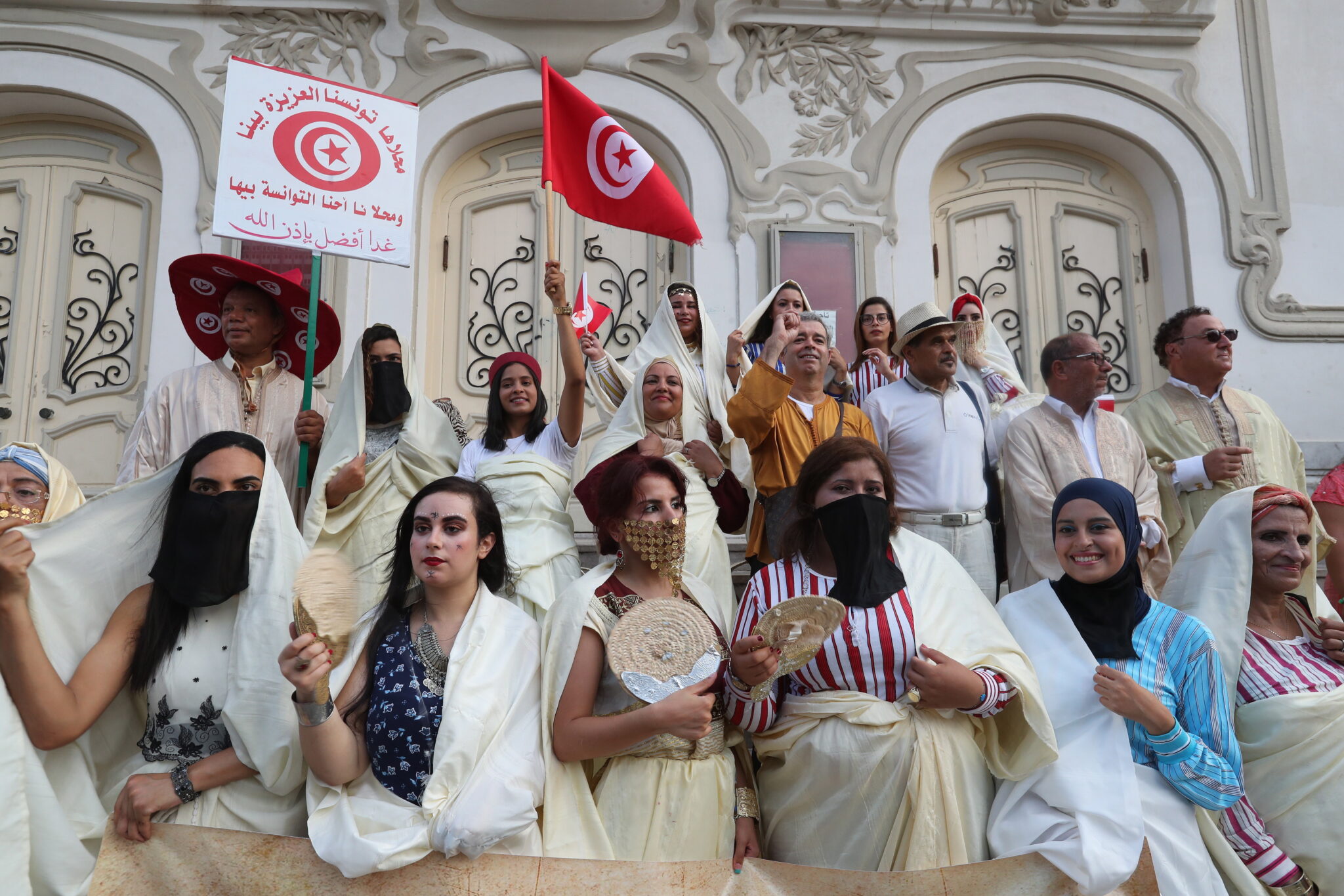 Kobiety w tradycyjnych welonach zwanych „Sefseri” podczas obchodów Narodowego Dnia Kobiet w Tunezji, fot. EPA/MOHAMED MESSARA