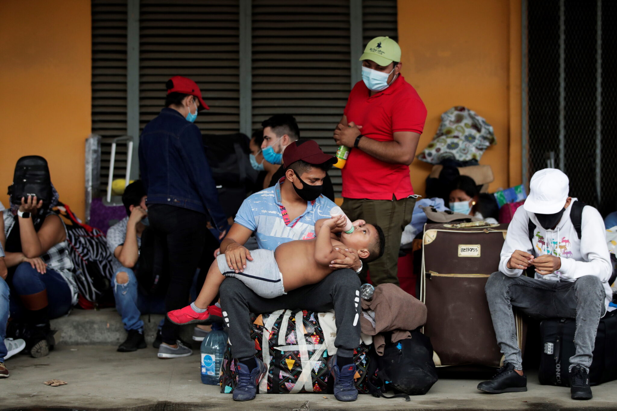 Grupa Nikaraguańczyków czeka na podróż do swojego kraju w National Transportation Terminal w Panama City. Setki Nikaraguańczyków chce dostać się do swojego kraju, ponieważ bezrobocie w Panamie bardzo wzrosło z powodu pandemii, fot. EPA/Bienvenido Velasco 