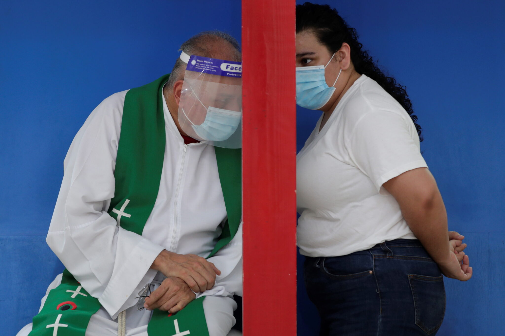 Panama: Spowiedź w kościele MB z Góry Karmel, fot. EPA / Bienvenido Velasco 