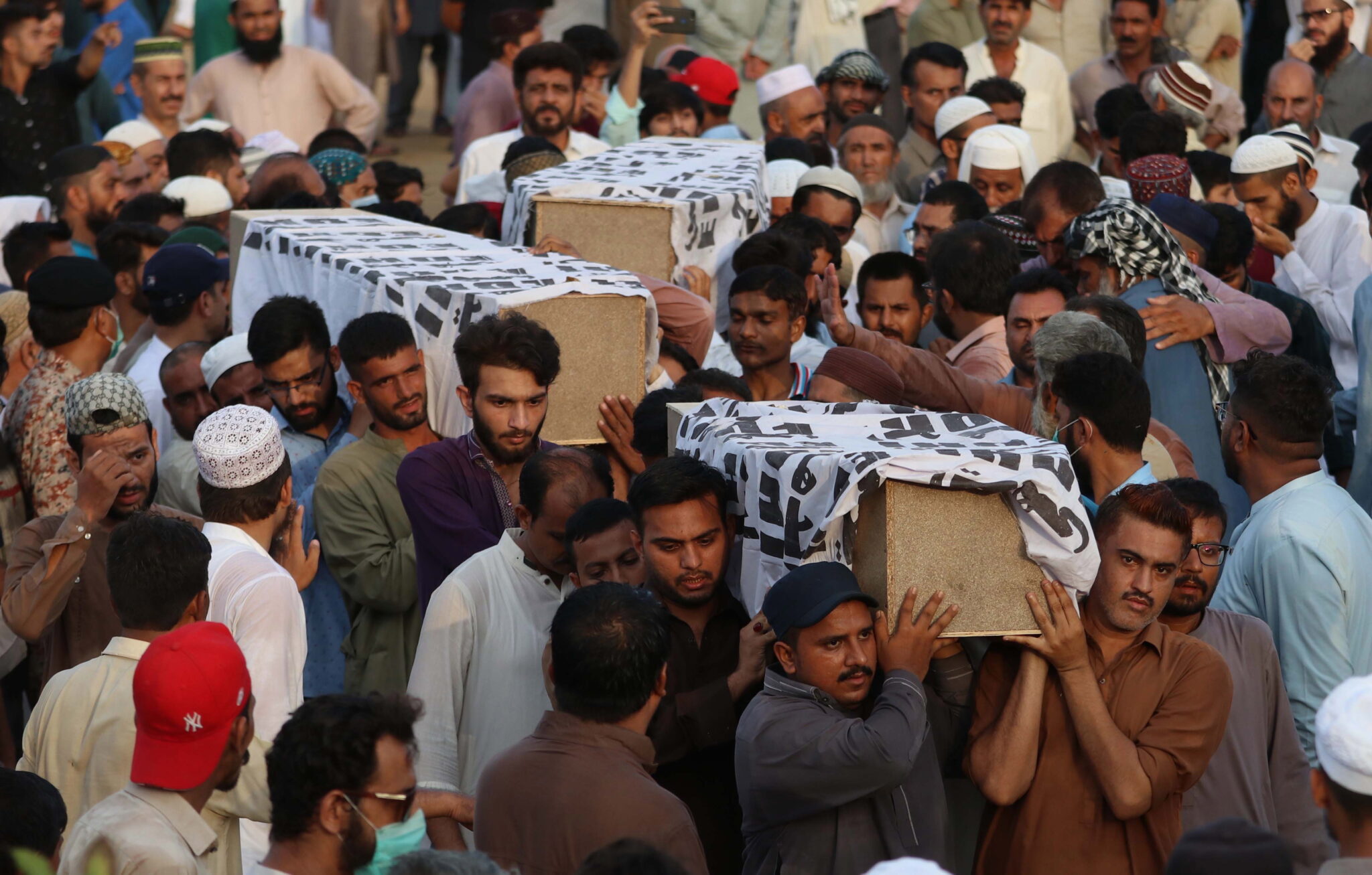 tRAGEDIA NA JEZIORZE Keenjha w Karachi, w pakistanie. ,Pogrzeb 12 ofiar wypadku łodzi. fot. EPA/REHAN KHAN