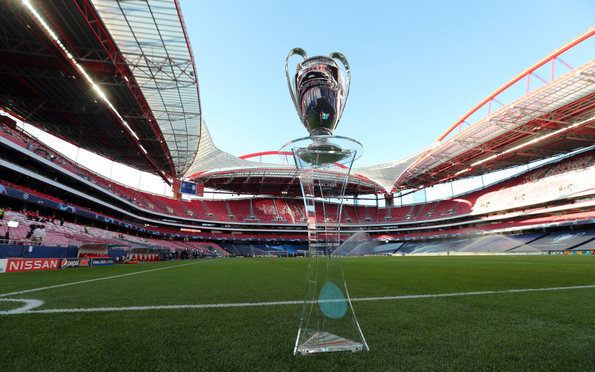 Puchar Ligi Mistrzów trafi do zwycięzcy dzisiejszego starcia między PSG a Bayernem Monachium. fot. EPA/Miguel A. Lopes / POOL