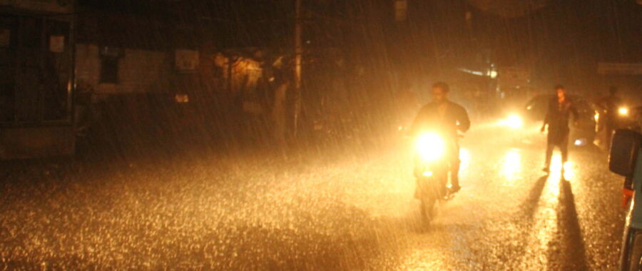 Ulewne deszcze w Indiach fot. EPA/NADEEM KHAWER