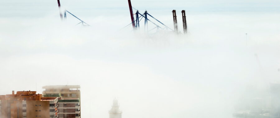 Mgła Taro w Maladze fot. EPA/Jorge Zapata