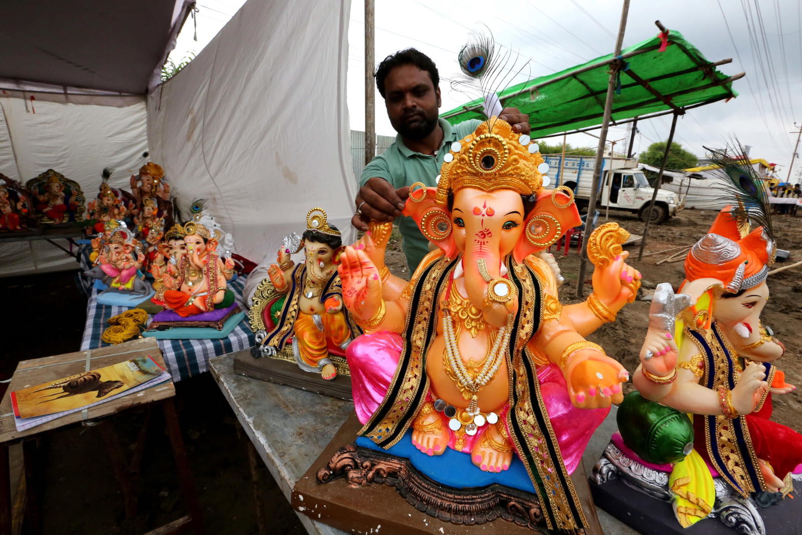 Festiwal Hindu fot. EPA/SANJEEV GUPTA 
