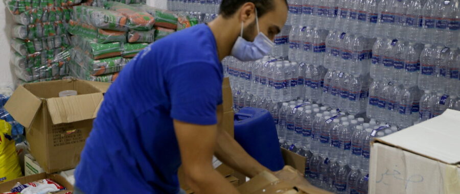Pomoc charytatywna po wybuchu w Bejrucie fot. EPA/NABIL MOUNZER