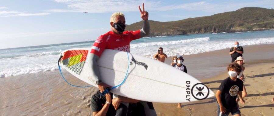 Surfing w Hiszpanii fot. EPA/Kiko Delgado