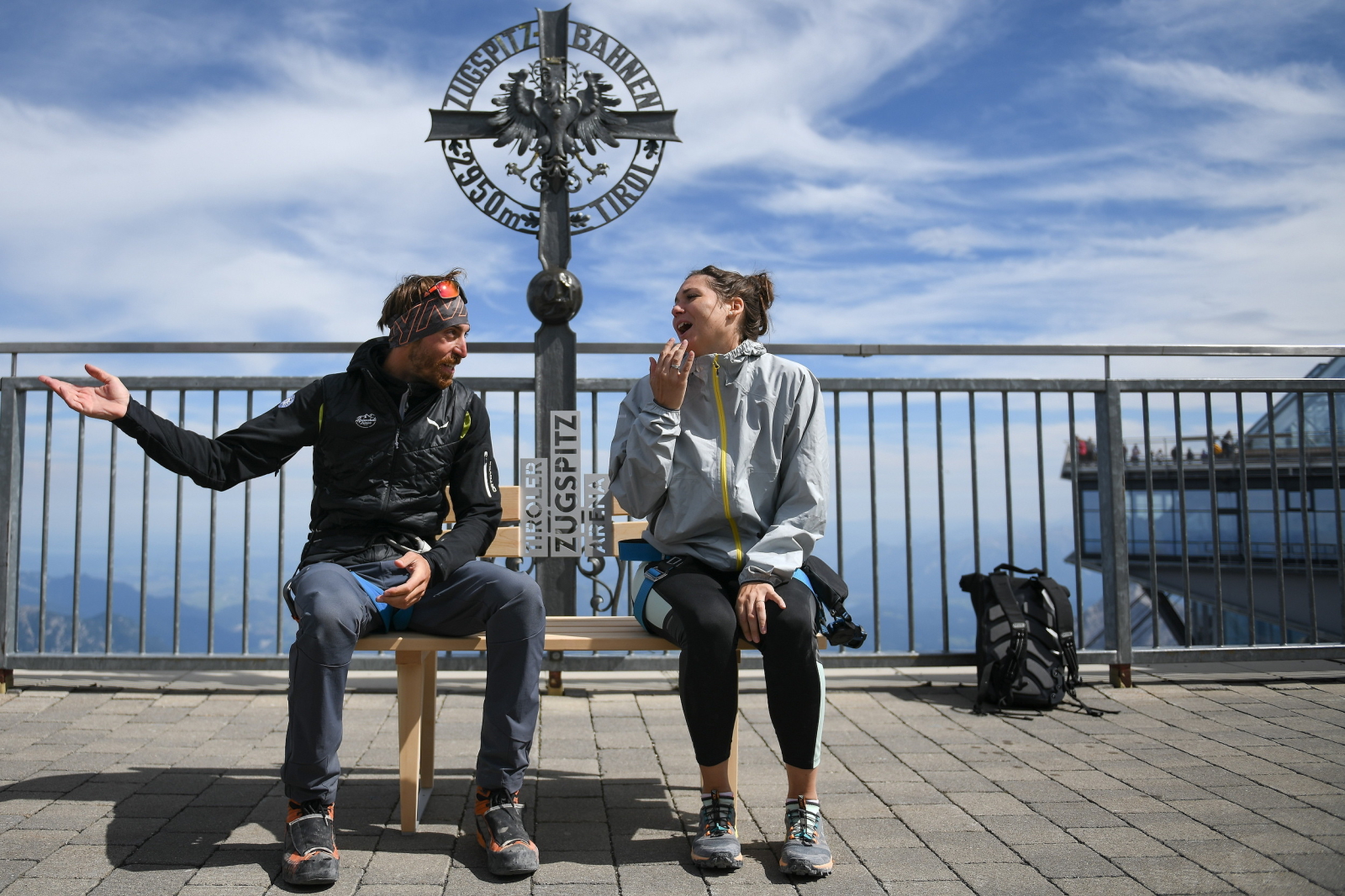 Bicie rekordu świata - Riccardo i Sarah usiedli na najwyżej położonej ławce EPA/PHILIPP GUELLAND 