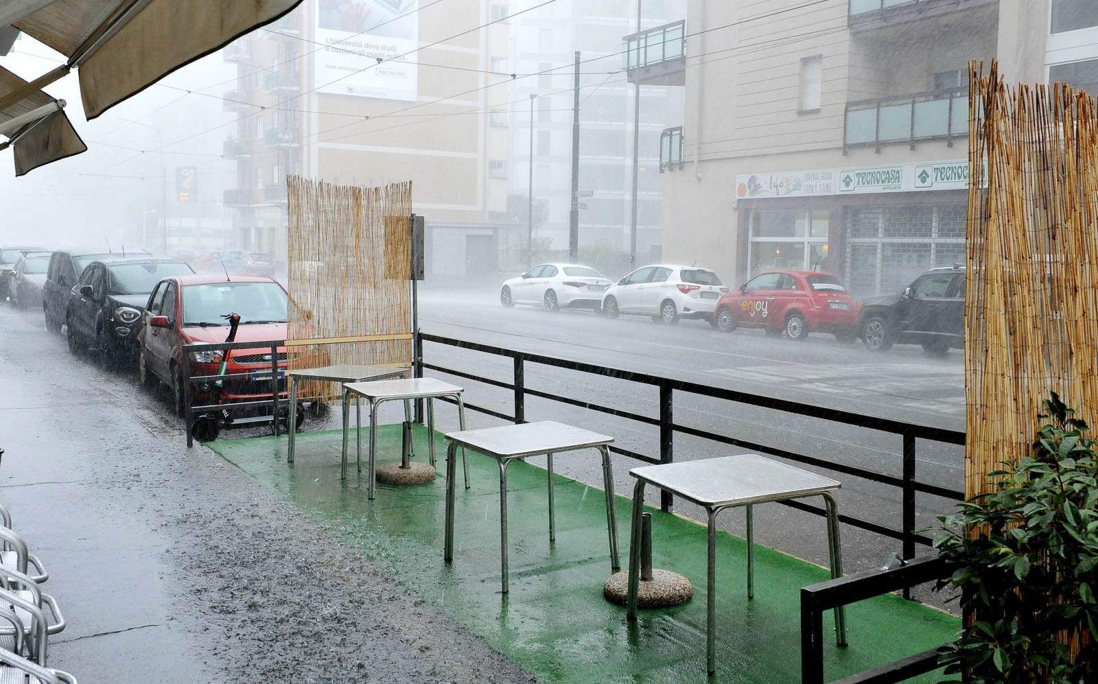 Turyn. Potężne opady deszczu  EPA/Alessandro Di Marco 