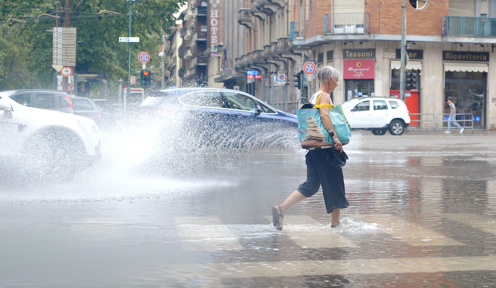 Turyn. Potężne opady deszczu  EPA/Alessandro Di Marco 