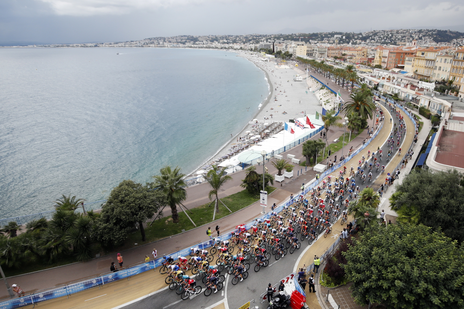 Pierwszy etap tegorocznego Tour de France fot. EPA/SEBASTIEN NOGIER