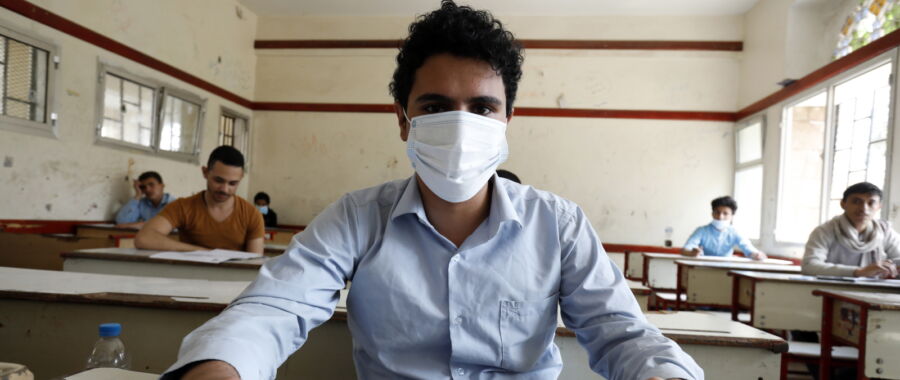Egzaminy końcowe w Jemenie z reżimami sanitarnymi fot. EPA/YAHYA ARHAB