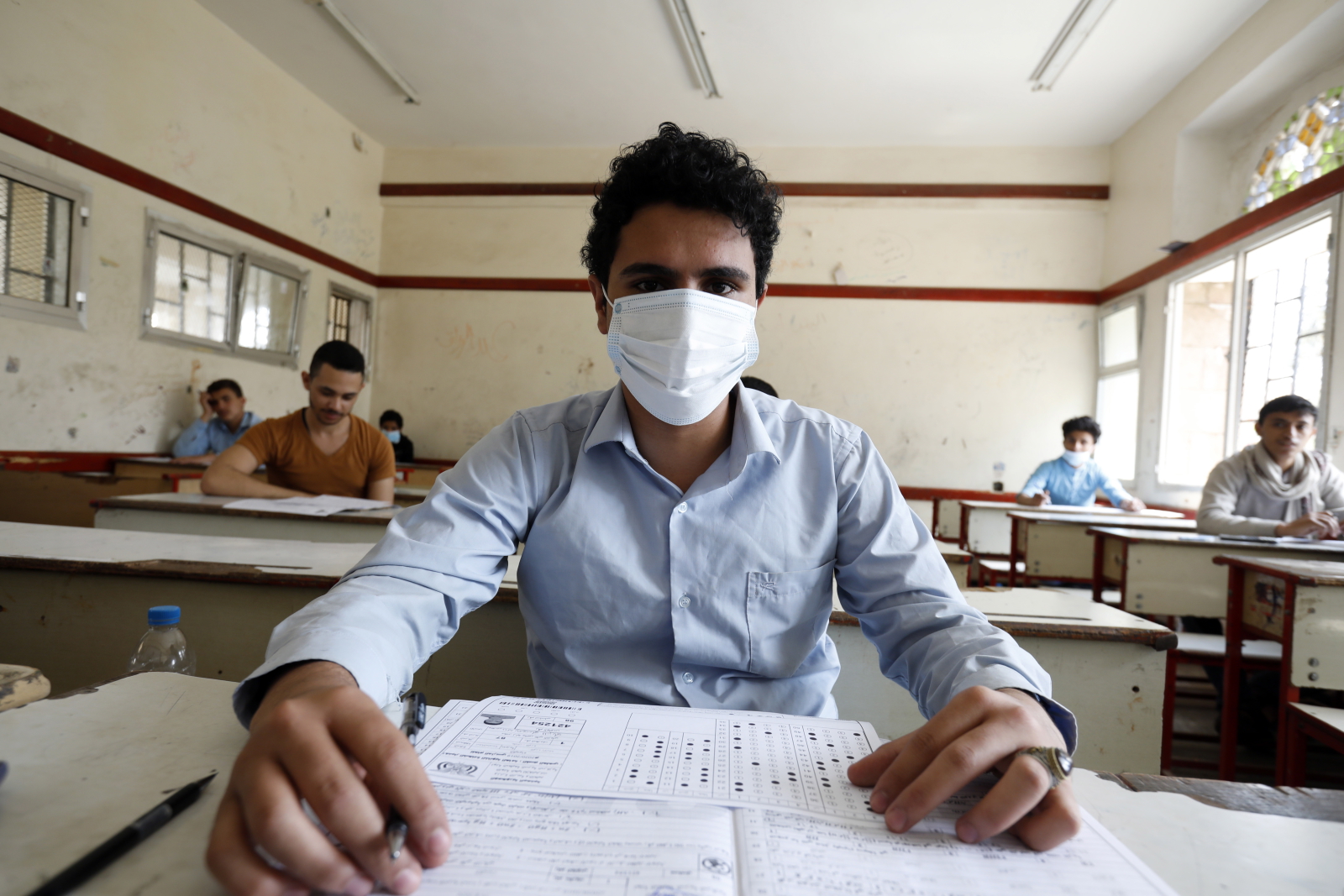 Egzaminy końcowe w Jemenie z reżimami sanitarnymi fot. EPA/YAHYA ARHAB 