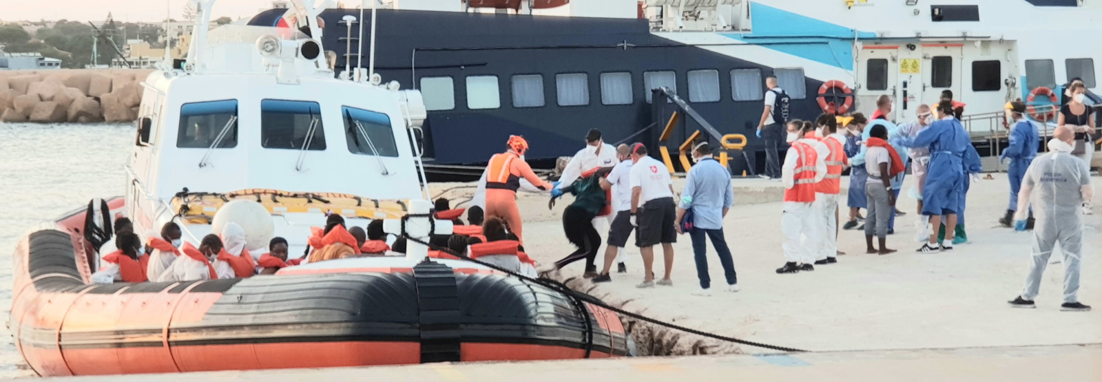 Migranci w Lampeduzie fot. EPA/ELIO DESIDERIO 