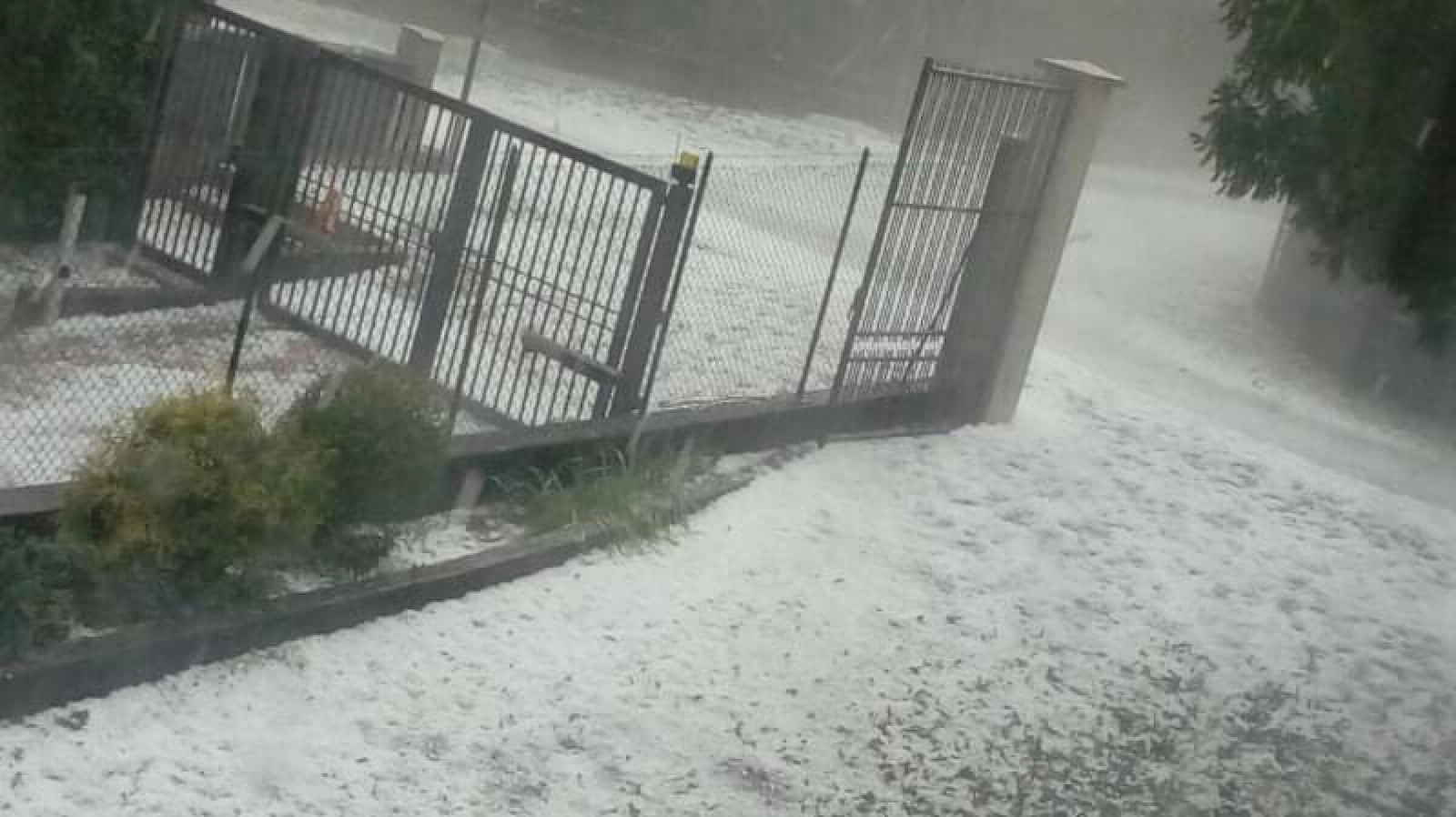 epa08635978 A view on a street after a strong hailstorm struck the area north of Bergamo, Italy, 30 August 2020.  EPA/FILIPPO VENEZIA BEST QUALITY AVAILABLE 
Dostawca: PAP/EPA.