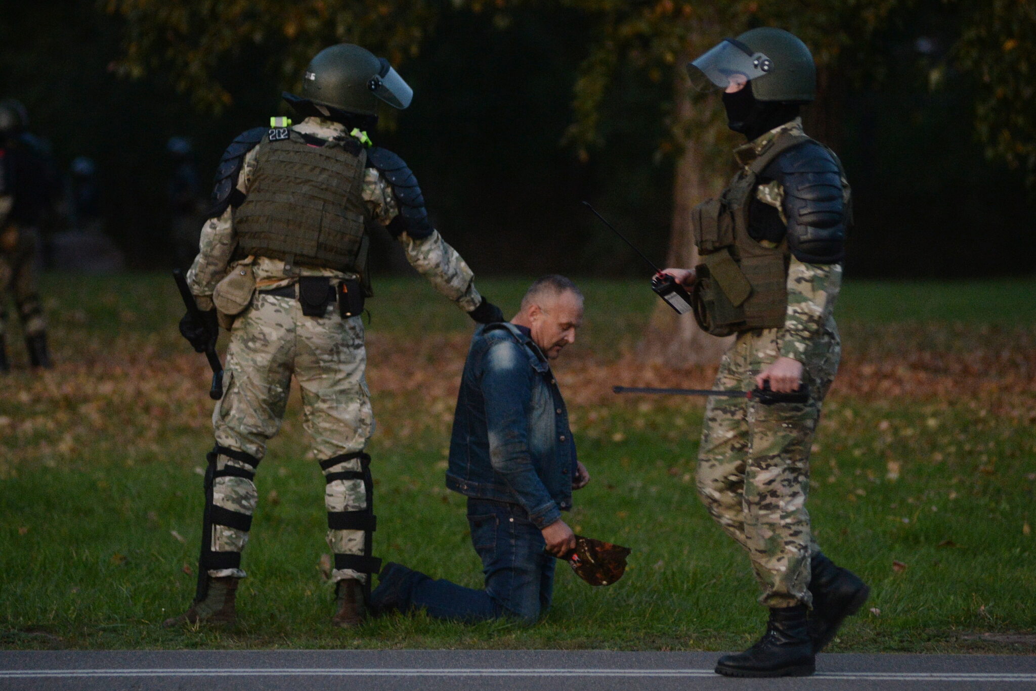 Protesty na Białorusi przybierają na sile. Wciąż dokonują się brutalne aresztowania. Fot.  EPA/STR 