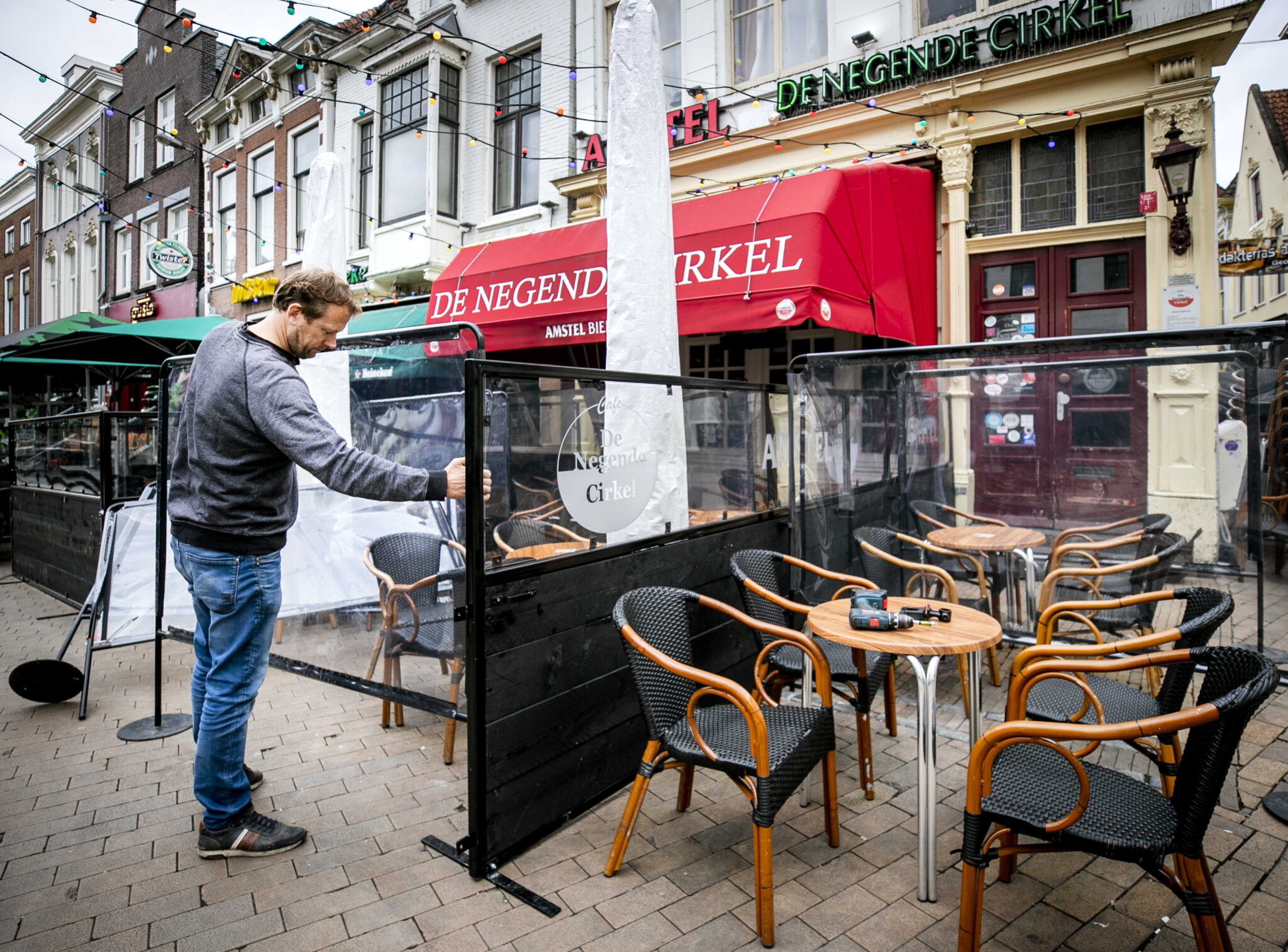 W Belgii w życie wchodzą coraz ostrzejsze obostrzenia. fot. EPA/Remko de Waal 