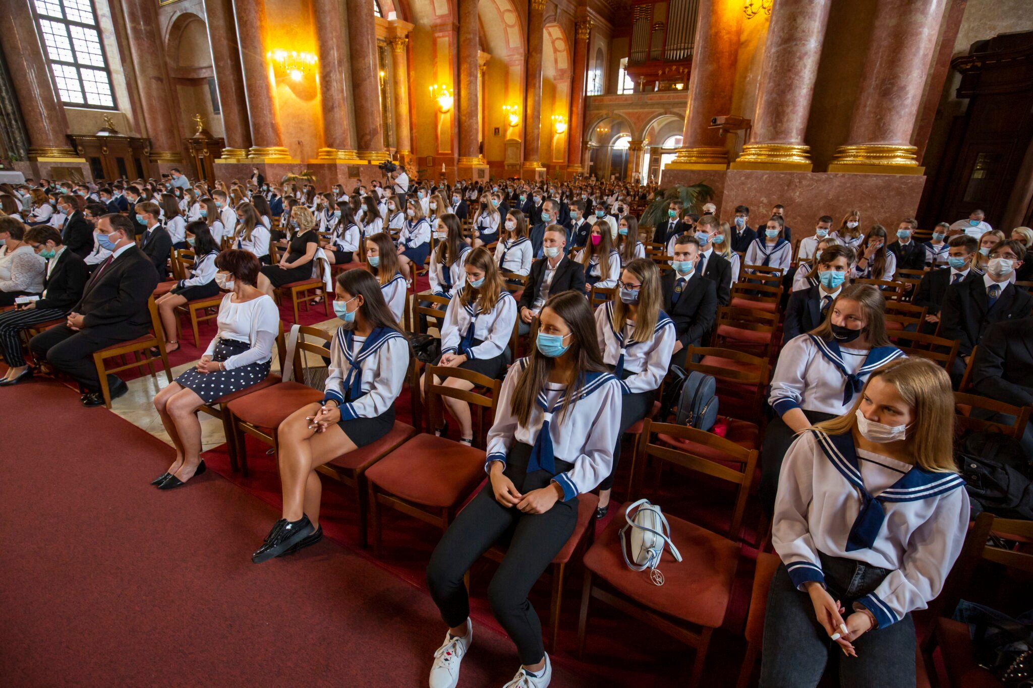Katedra w Szombathely na Węgrzech - uroczyste rozpoczęcie roku szkolnego w katolickim gimnazjum, fot. EPA / GYORGY VARGA 