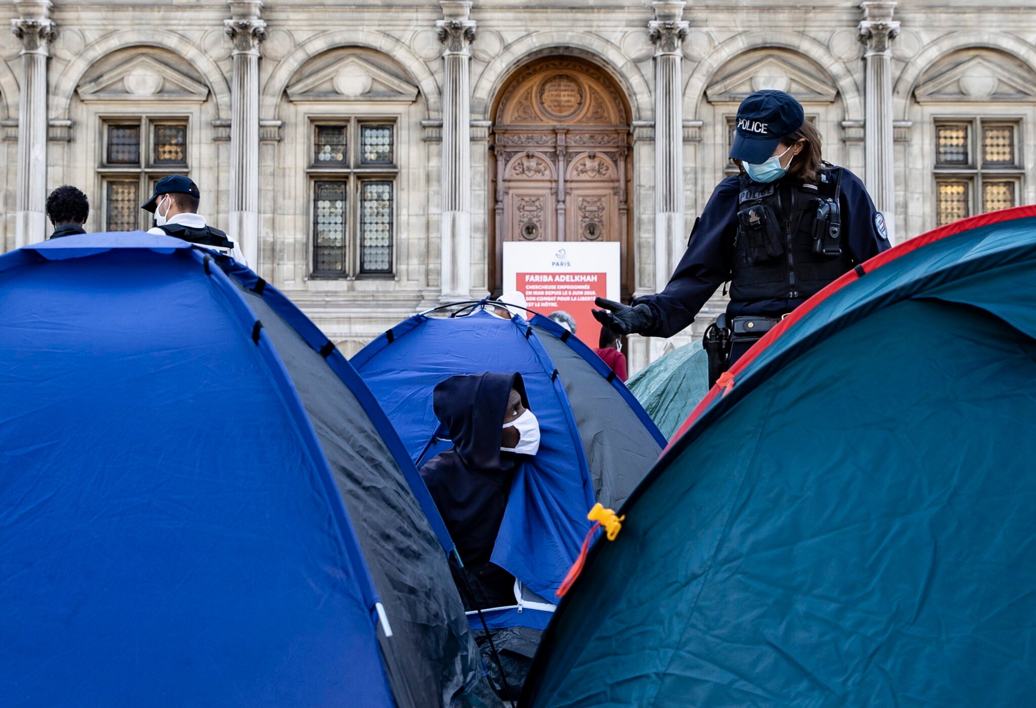 Plac przed paryskim ratuszem. W namiotach mieszka tam ponad 100 rodzin z dziećmi eksmitowanych ze swoich mieszkań. W ten sposób protestują, domagają się pomocy od miasta, fot.  EPA / IAN LANGSDON
