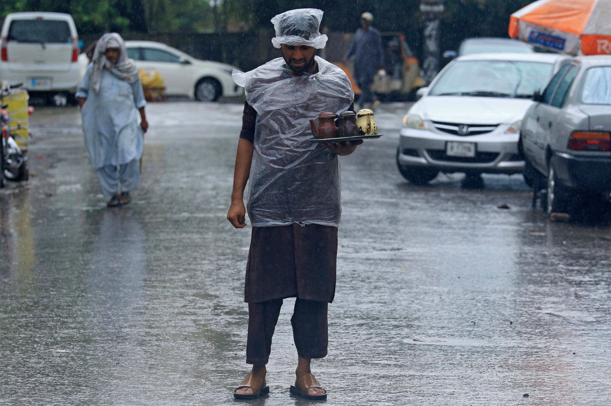 świat w deszczu - pakistan. fot. EPA/ARSHAD ARBAB 
