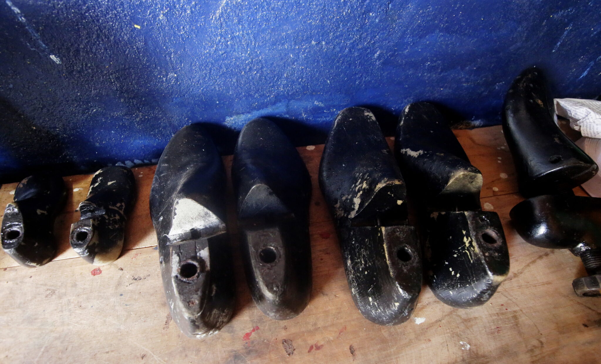 Sklep naprawia też obuwie, fot. EPA / AHMED JALLANZO 