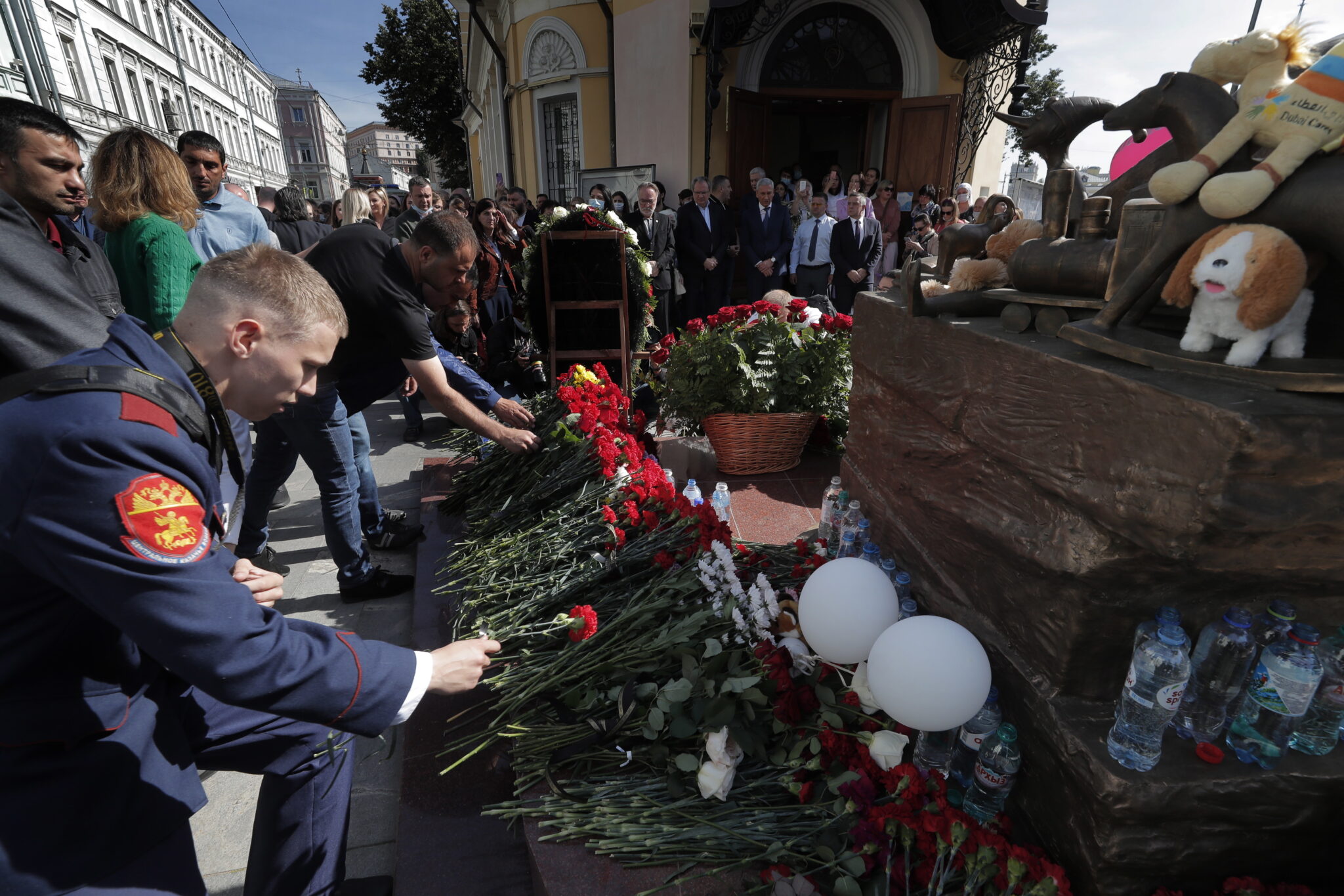 Rosja upamiętniła ofiary tragedii w Biesłanie w 16 rocznicę od tych dramatycznych wydarzeń. fot. EPA/MAXIM SHIPENKOV