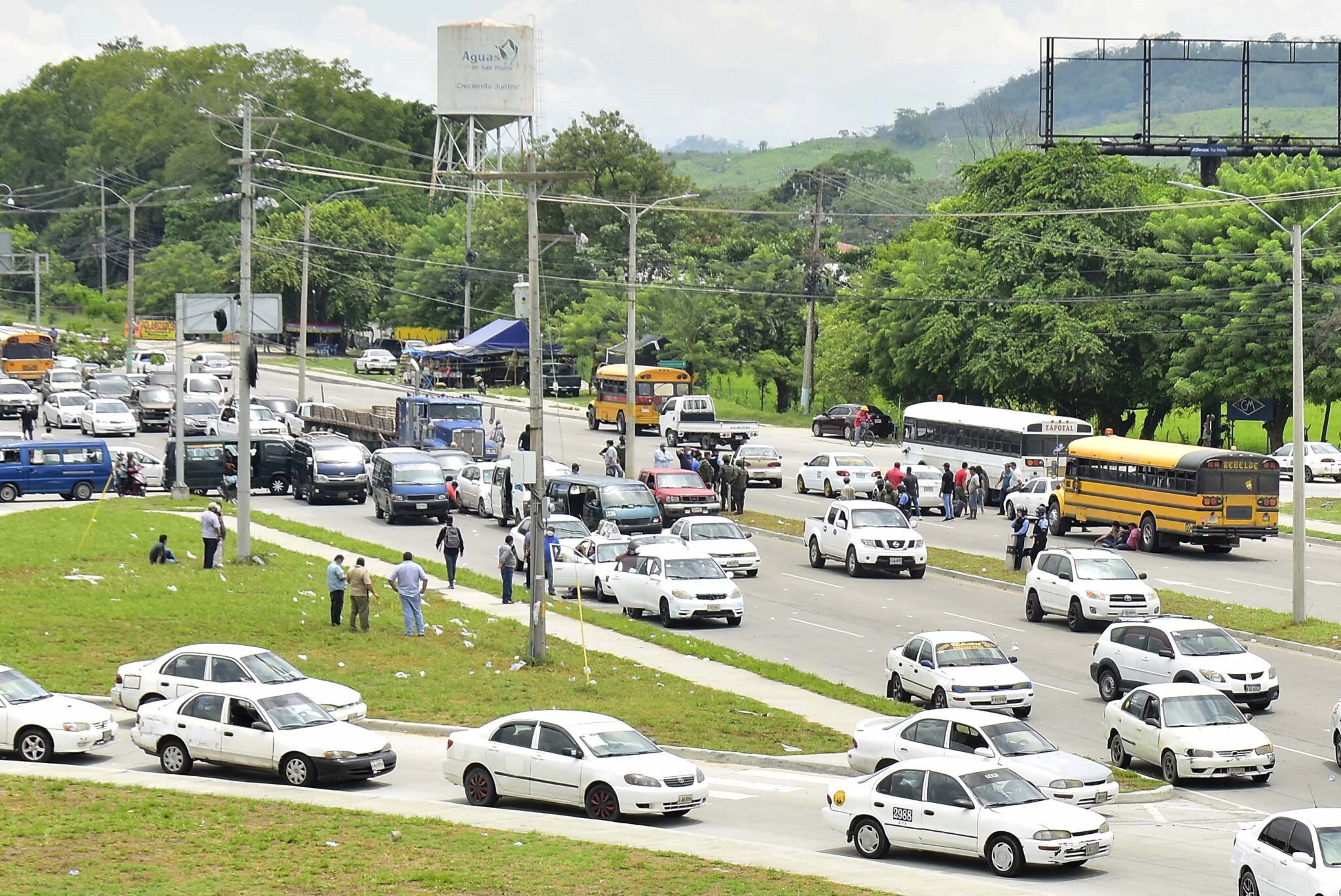 Kierowcy transportu publicznego organizują strajk, domagając się powrotu do pracy podczas pandemii COVID-19 w San Pedro Sula, Honduras, fot. EPA / Jose Valle