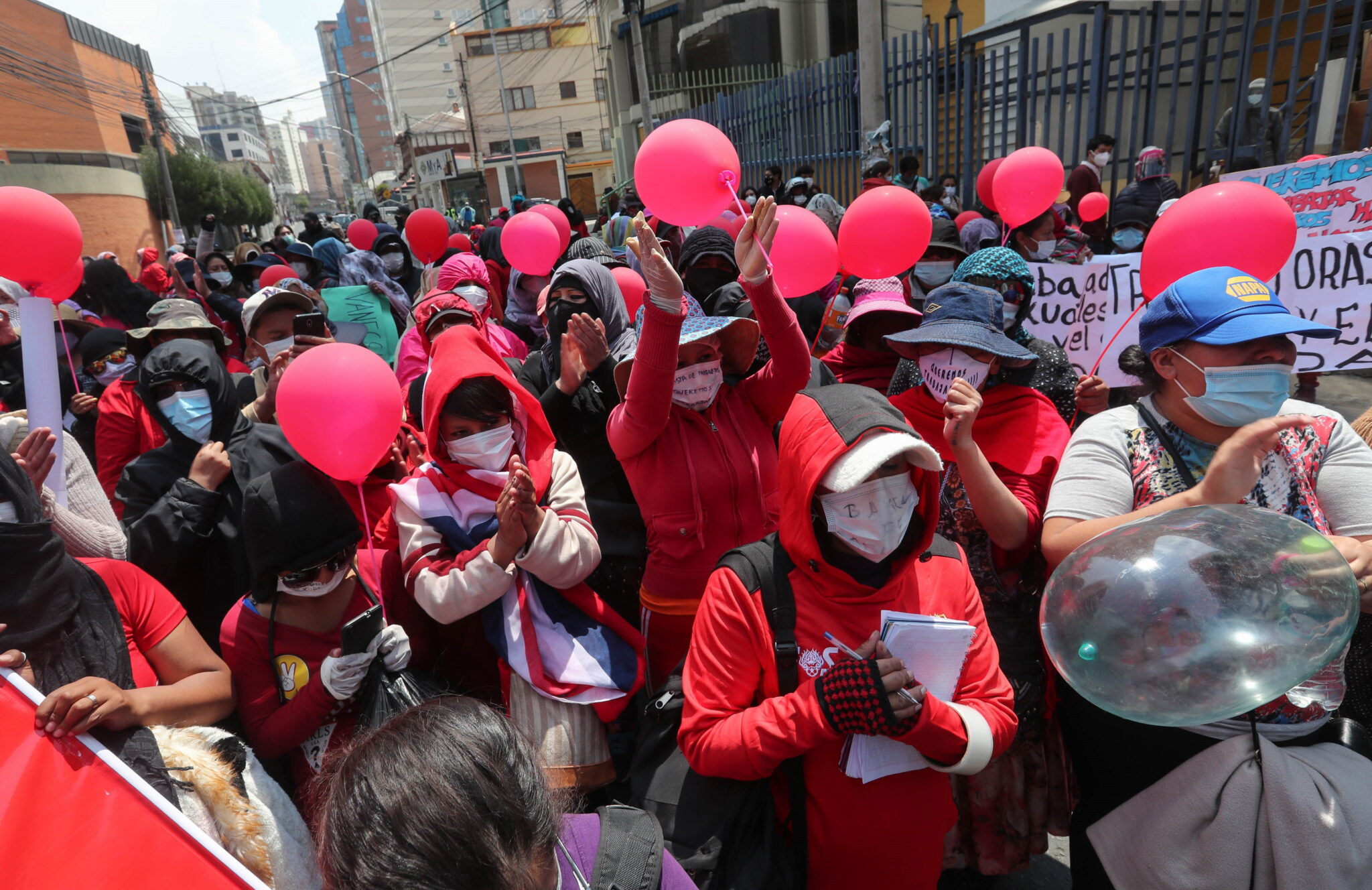 Boliwia: osoby świadczące usługi seksualne demonstrują w La Paz. Domagają się pozwolenia na powrót do pracy, 6 miesięcy po lockdownie, które zostało wydane w celu uniknięcia rozprzestrzeniania się COVID-19, fot. EPA / Martin Alipaz