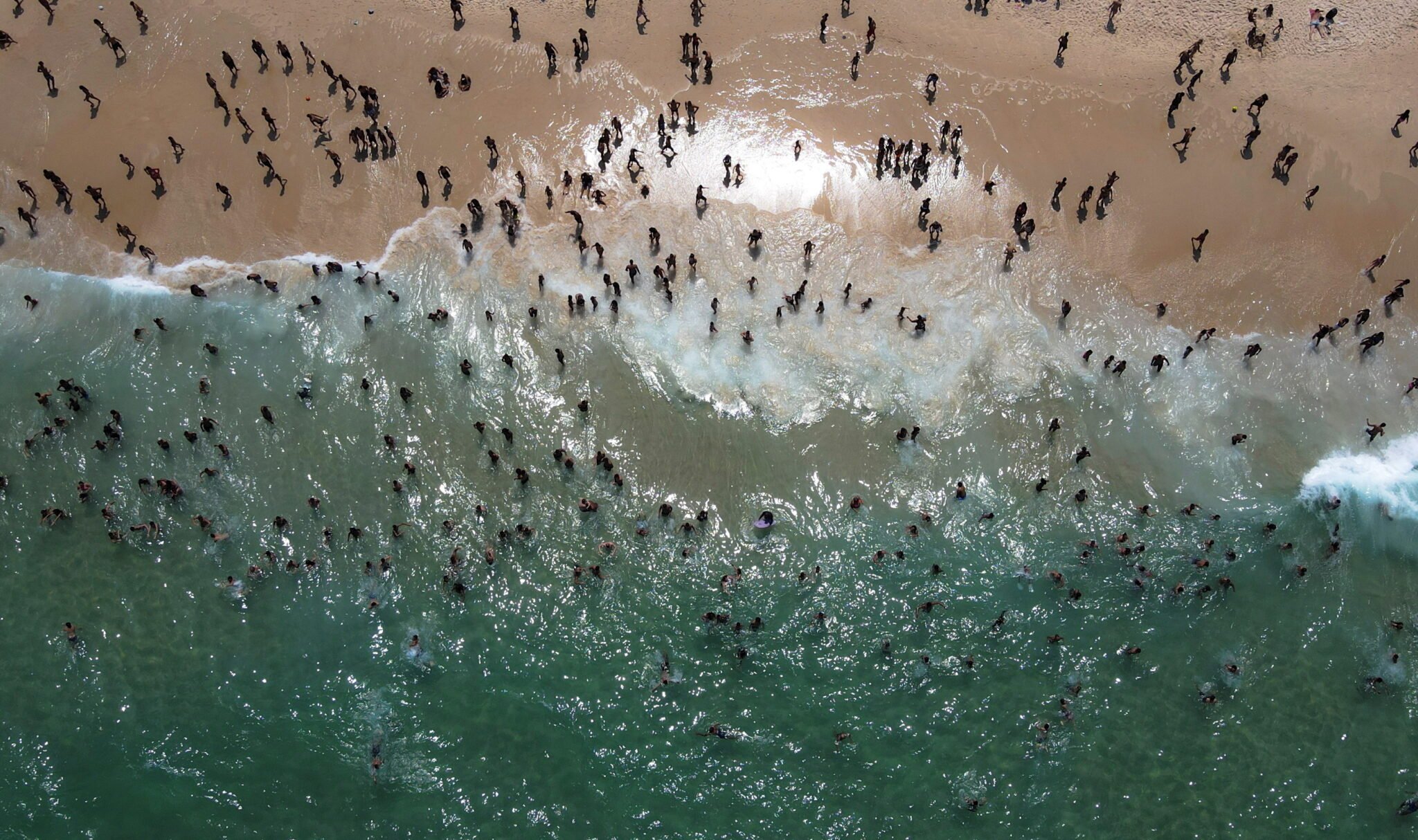 Widok z lotu ptaka na zatłoczoną plażę Ipanema w Rio de Janeiro, Brazylia, fot. EPA / Antonio Lacerda