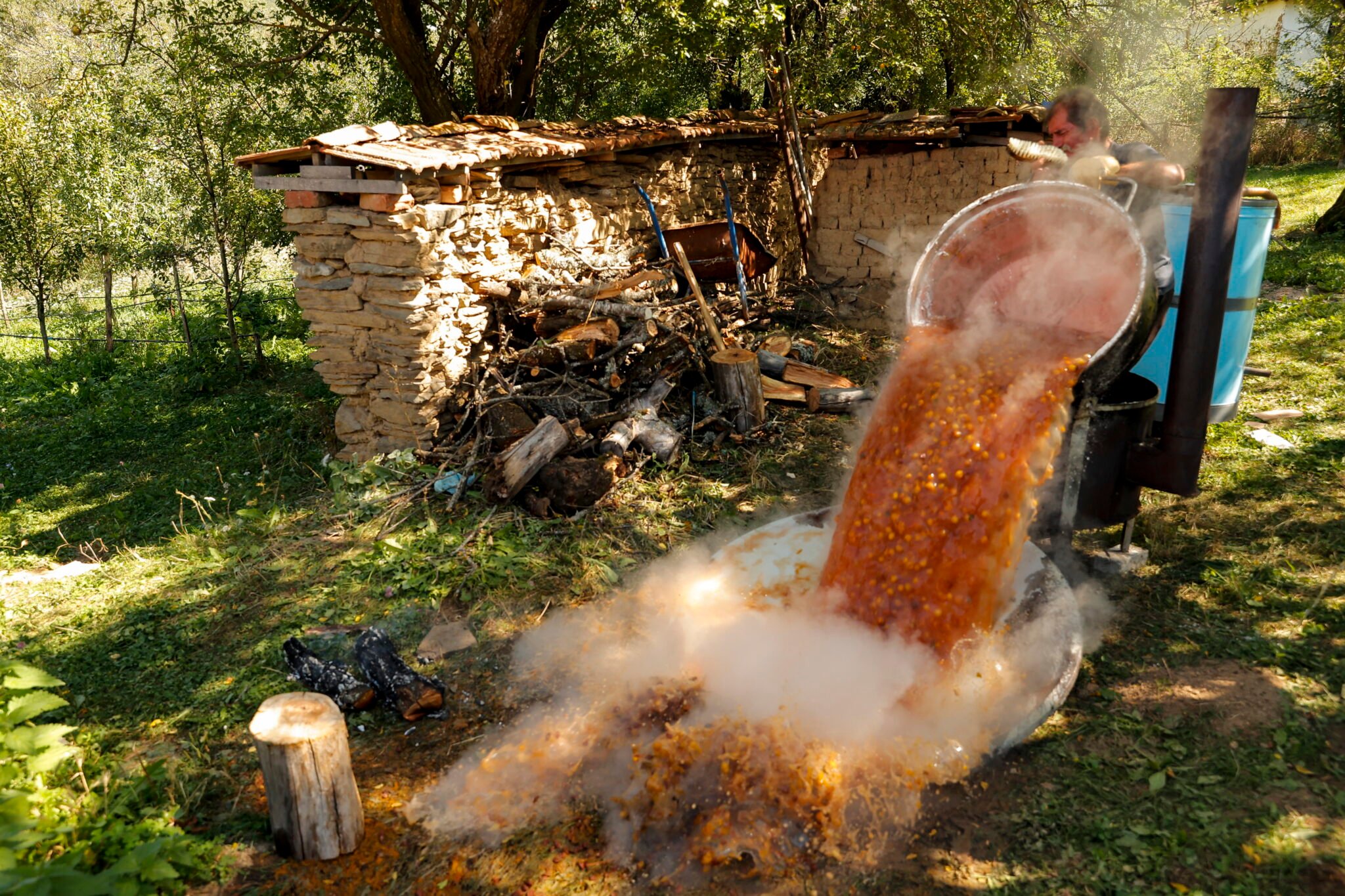  Kosowo: mężczyzna przyrządza brandy domowej roboty ze sfermentowanych dzikich śliwek, fot. EPA / VALDRIN XHEMAJ 