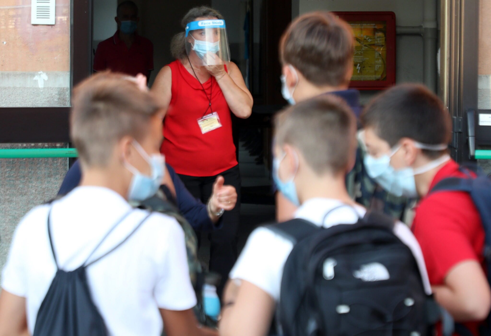 epa08667631 Students are waiting to enter the school in Codogno, Italy, 14 September 2020. Codogno was the first in Italy to be declared 'red zone' due to the Coronavirus Covid19 pandemic. Schools reopened in much of Italy on 14 September for the first time since the early stages of the COVID-19 pandemic in early March. Some 5.6 million pupils are back in class in 12 regions, plus the autonomous province of Trento.  EPA/MATTEO BAZZI 
Dostawca: PAP/EPA.