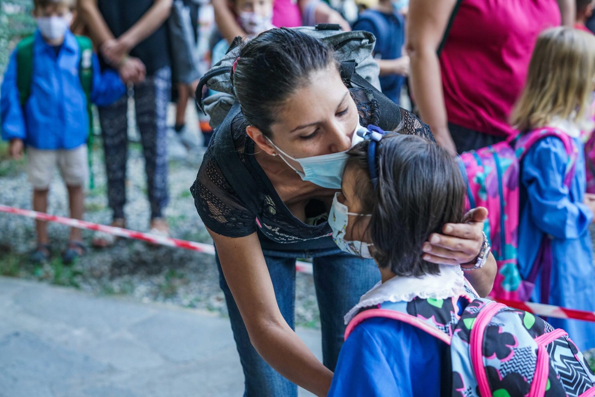 epa08667679 A mother greets her daugther at Baricco primary school in Turin, Italy, 14 September 2020. Schools reopened in much of Italy on 14 September after being closed for six months amid the coronavirus pandemic. Some 5.6 million students were expected to be back to school.  EPA/TINO ROMANO 
Dostawca: PAP/EPA.