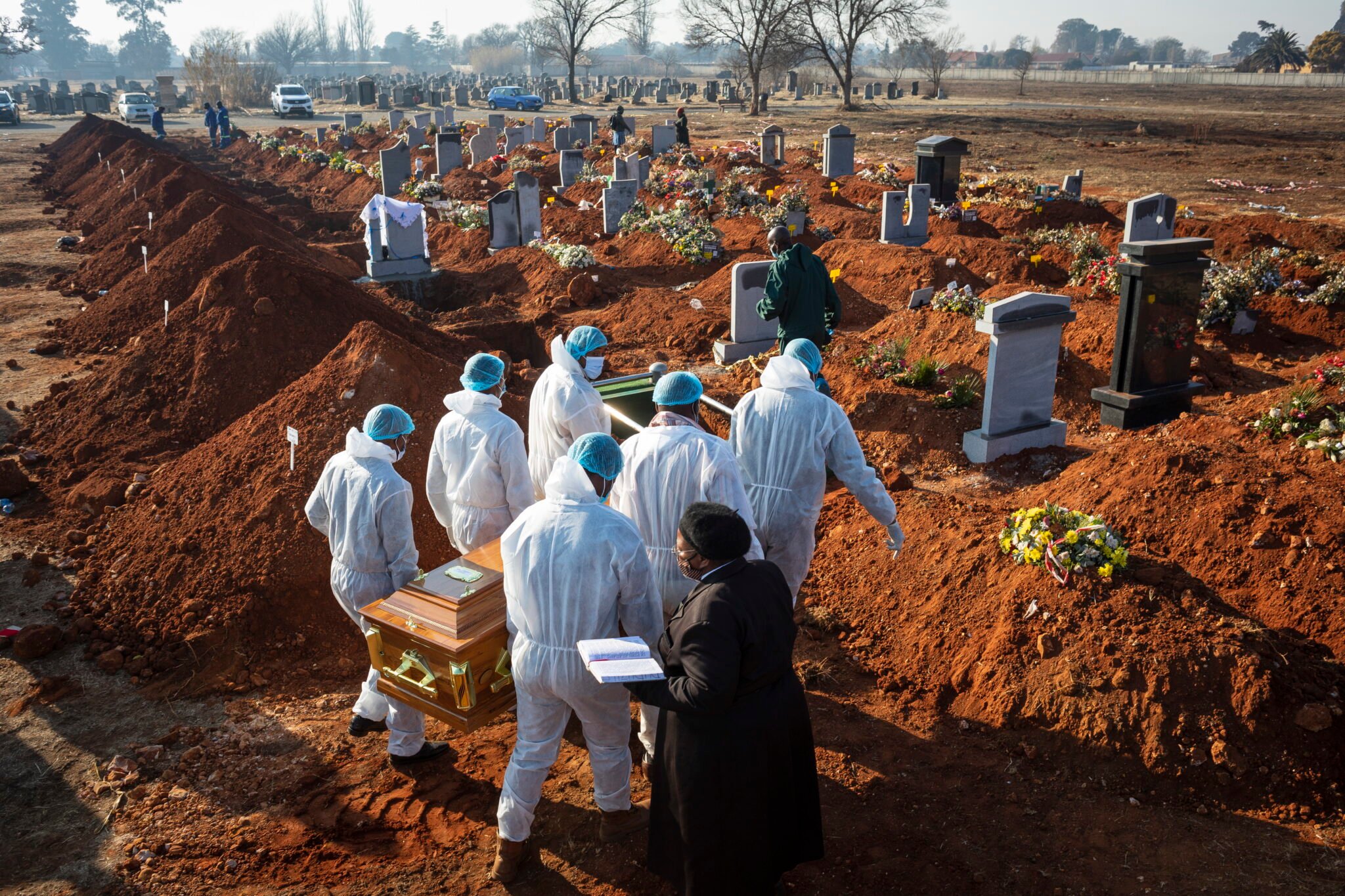 epa08667919 The coffin of a victim of the Covid-19 Corona virus being taken to her grave by relatives at a burial ground in Johannesburg, South Africa, 24 July 2020 (reissued on 14 September 2020). The National Funeral Practitioners Association of SA (Nafupa) have threatened a 3-day strike starting on 14 September after the government tightened legislation regarding undertakers working conditions. The strike would mean bodies of deceased would not be collected from old age homes, hospitals and morgues for three days, that might lead to possible heath issues.  EPA/KIM LUDBROOK 
Dostawca: PAP/EPA.