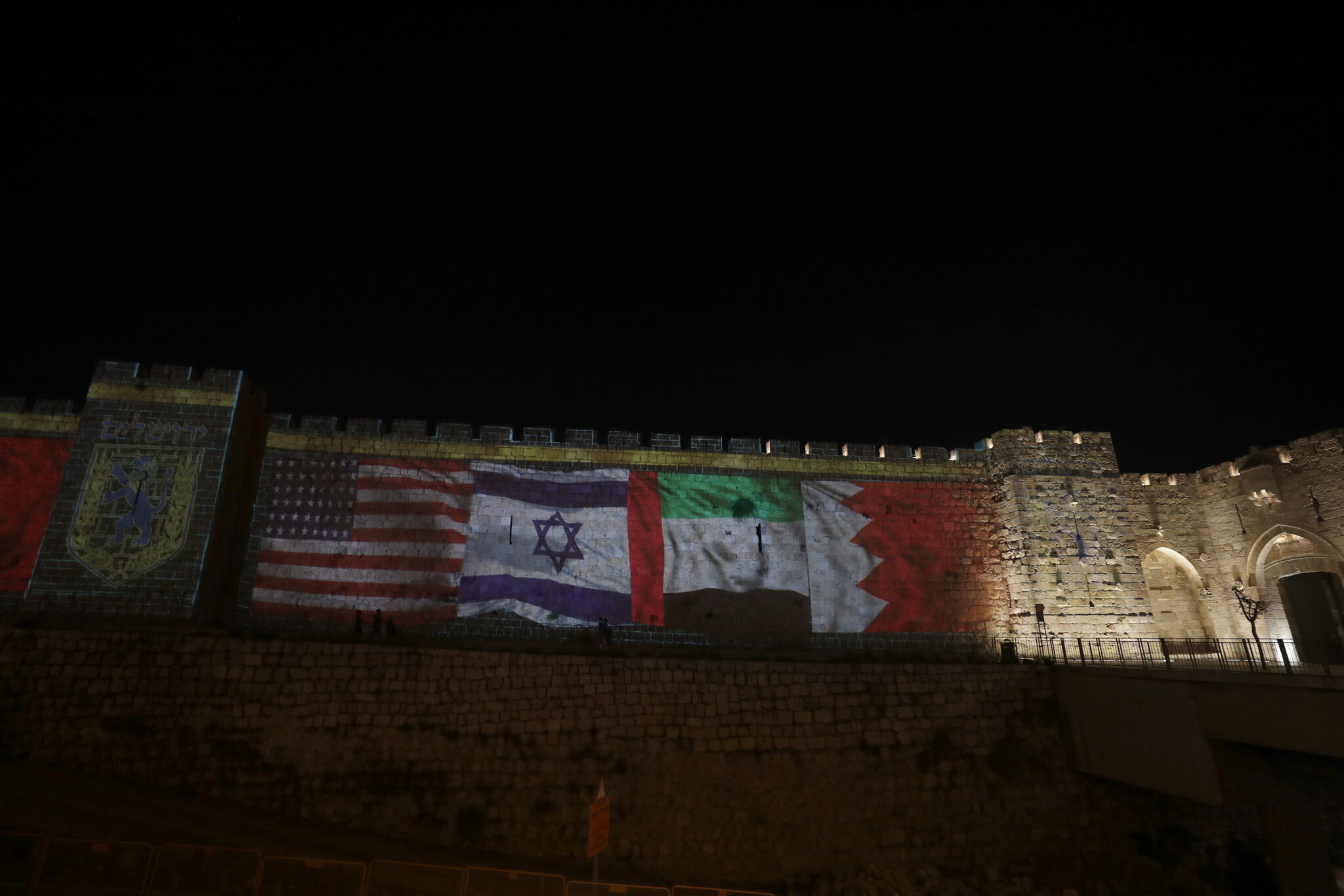 Jerozolima: flagi USA, Izraela, ZEA i Bahrajnu wyświetlone na starożytnym murze przy bramie Jaffa nawołują do normalizacji stosunków tych państw. fot. EPA/ATEF SAFADI
