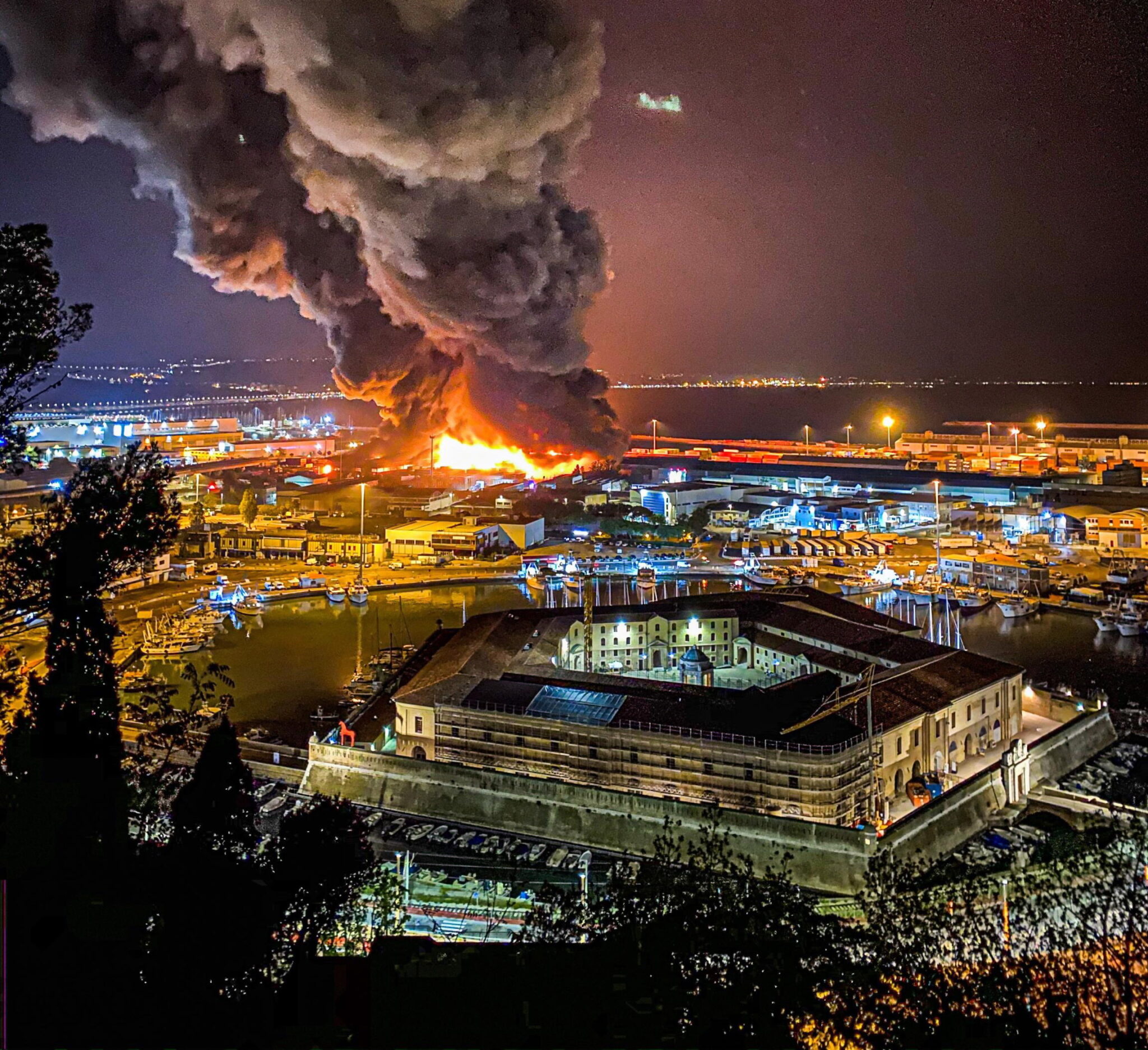 Włochy: pożar w Ankonie. fot.  EPA/ARIANNA MORONI 
Dostawca: PAP/EPA.