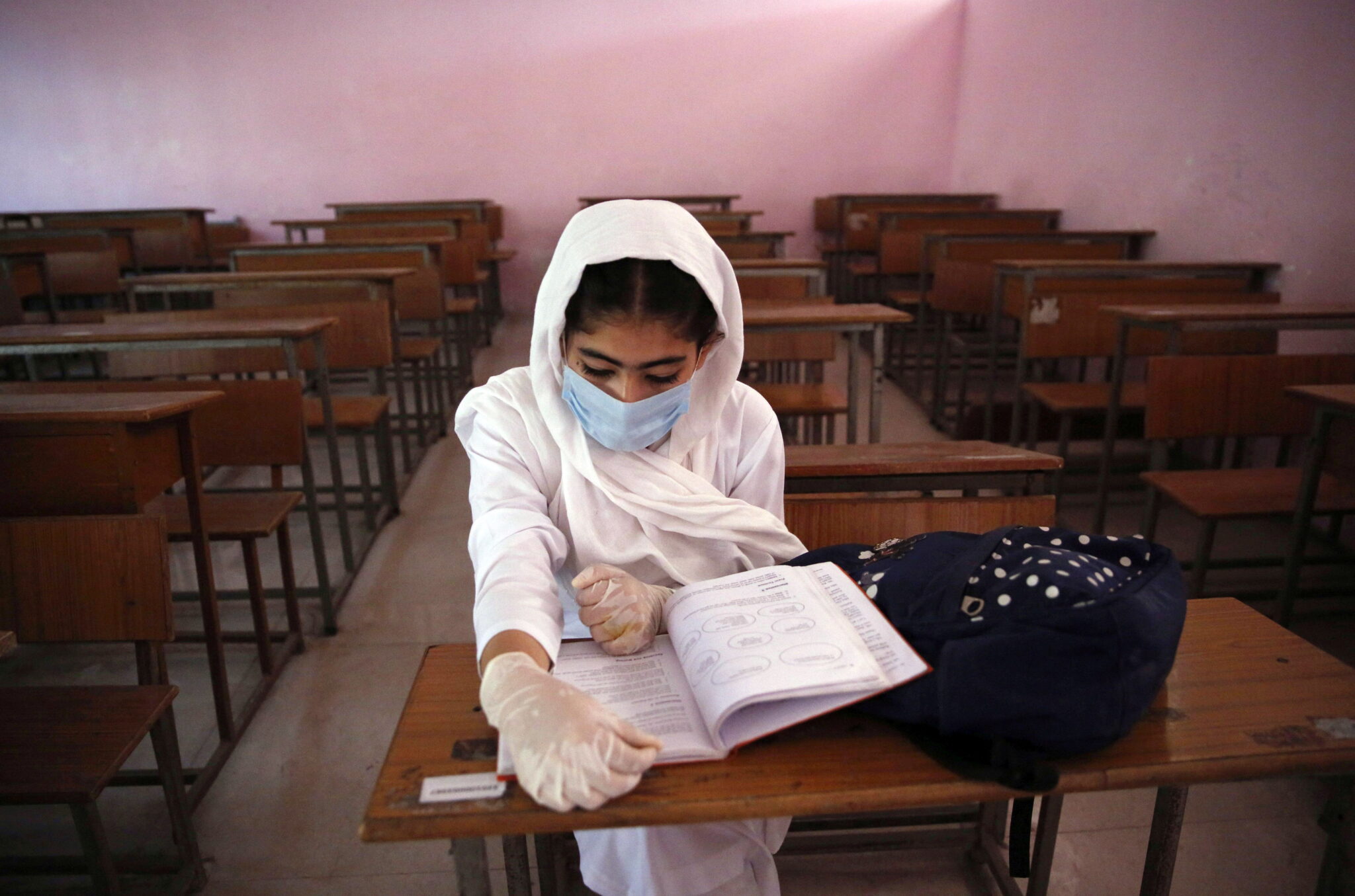  Uczennica w szkole w Srinagarze, letniej stolicy Kaszmiru, fot. EPA/FAROOQ KHAN 