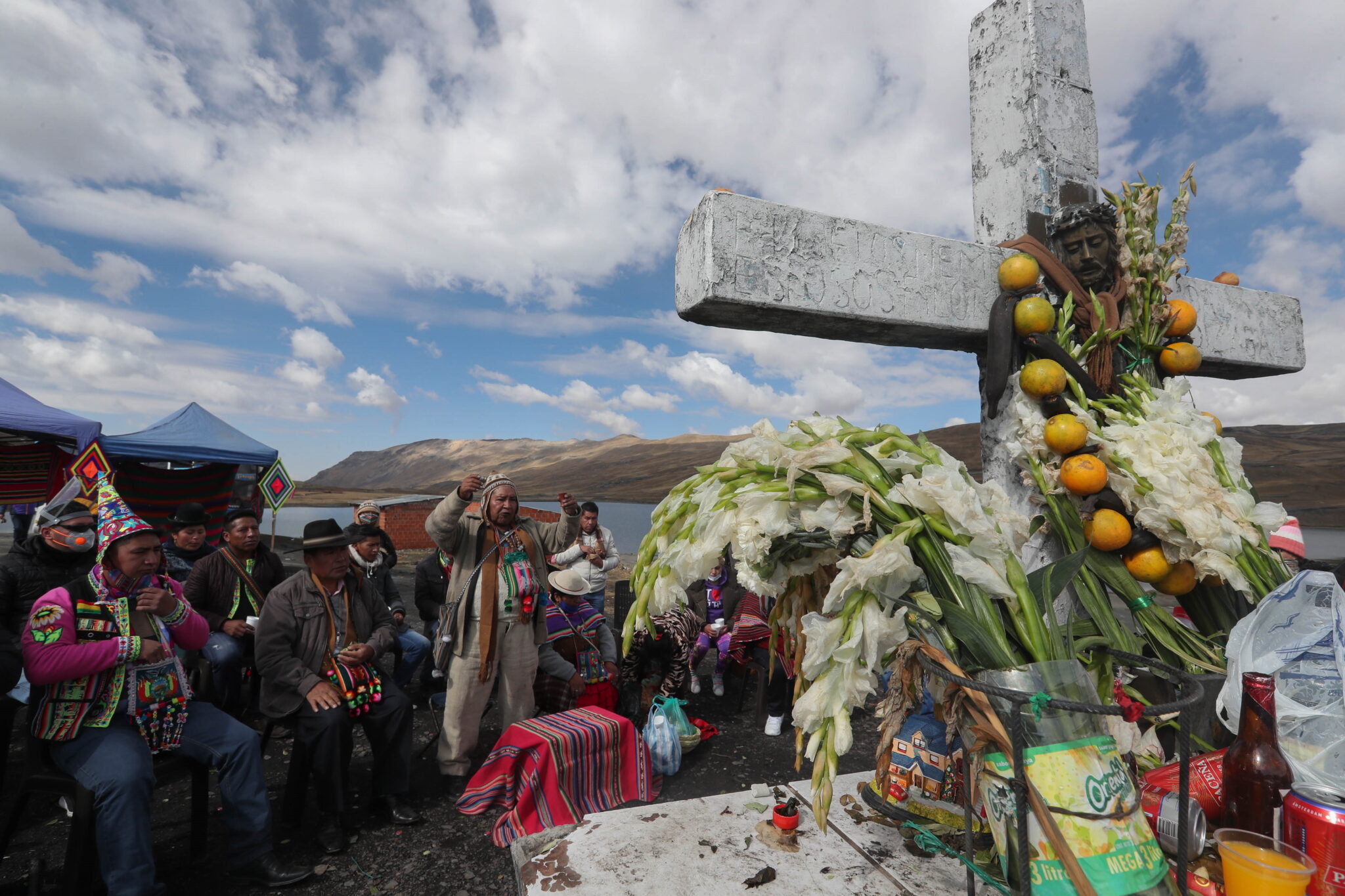 Rdzenni mieszkańcy świętują andyjski rytuał „k'oa” w Apachecie La Cumbre, w La Paz w Boliwii, fot. EPA/Martin Alipaz 