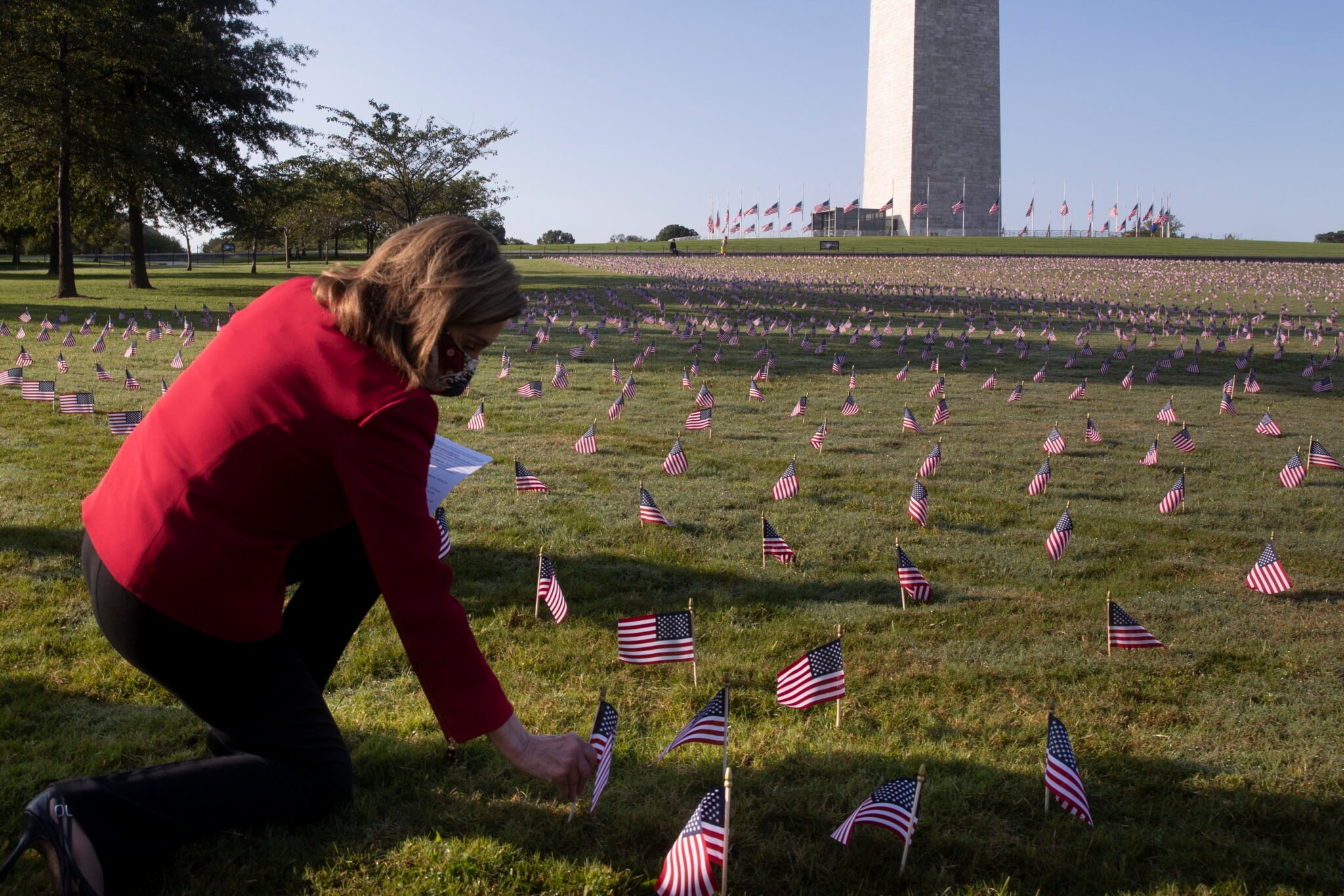 Amerykańska przewodnicząca Izby Reprezentantów Nancy Pelosi podczas  nabożeństwie żałobnego przy pomniku Waszyngtona, fot .EPA/MICHAEL REYNOLDS 