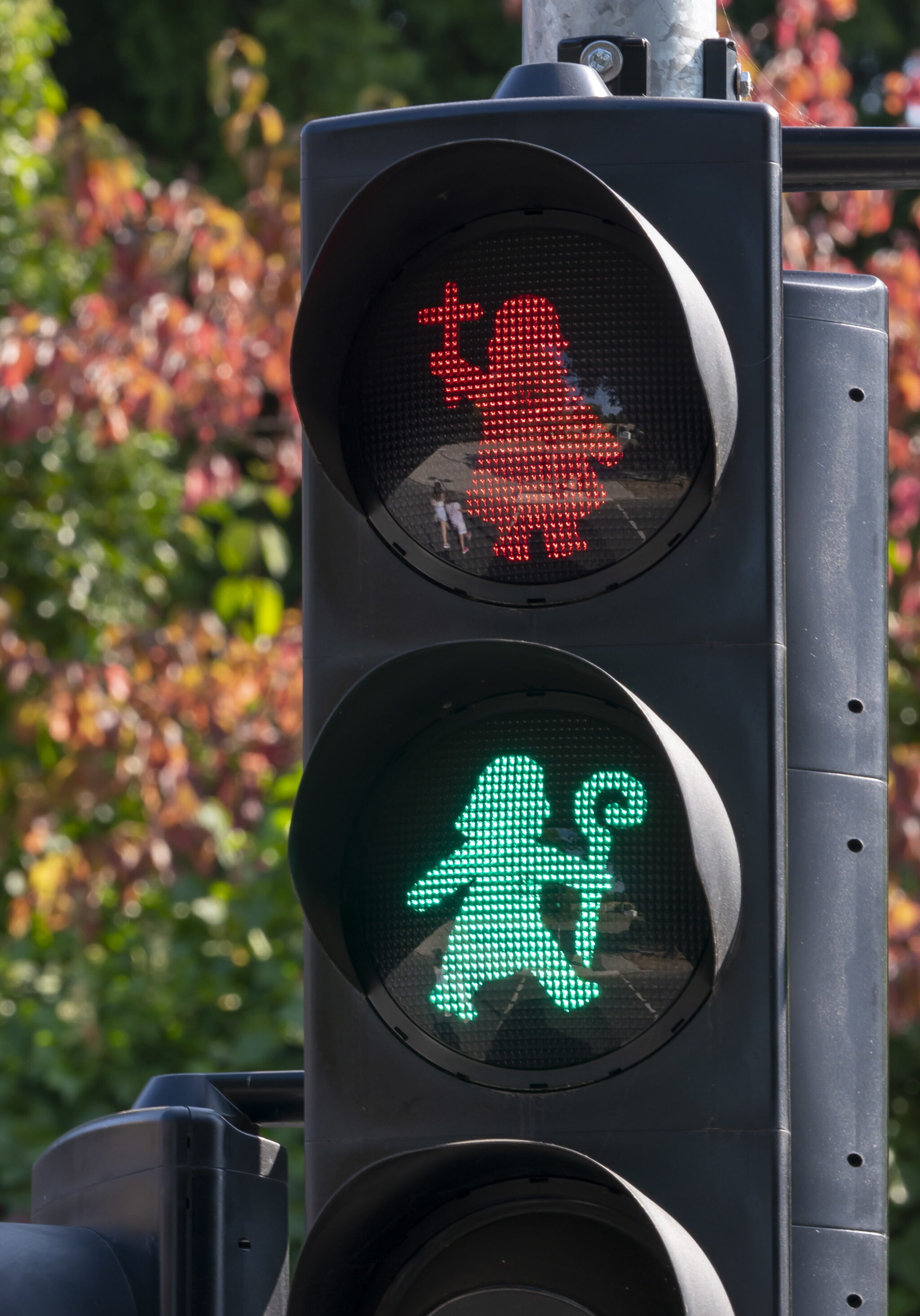 Z okazji zebrania niemieckich biskupów w Fuldzie, światła uliczne na przejściach dla pieszych zmieniły ikonę. fot. EPA/RONALD WITTEK 
Dostawca: PAP/EPA.