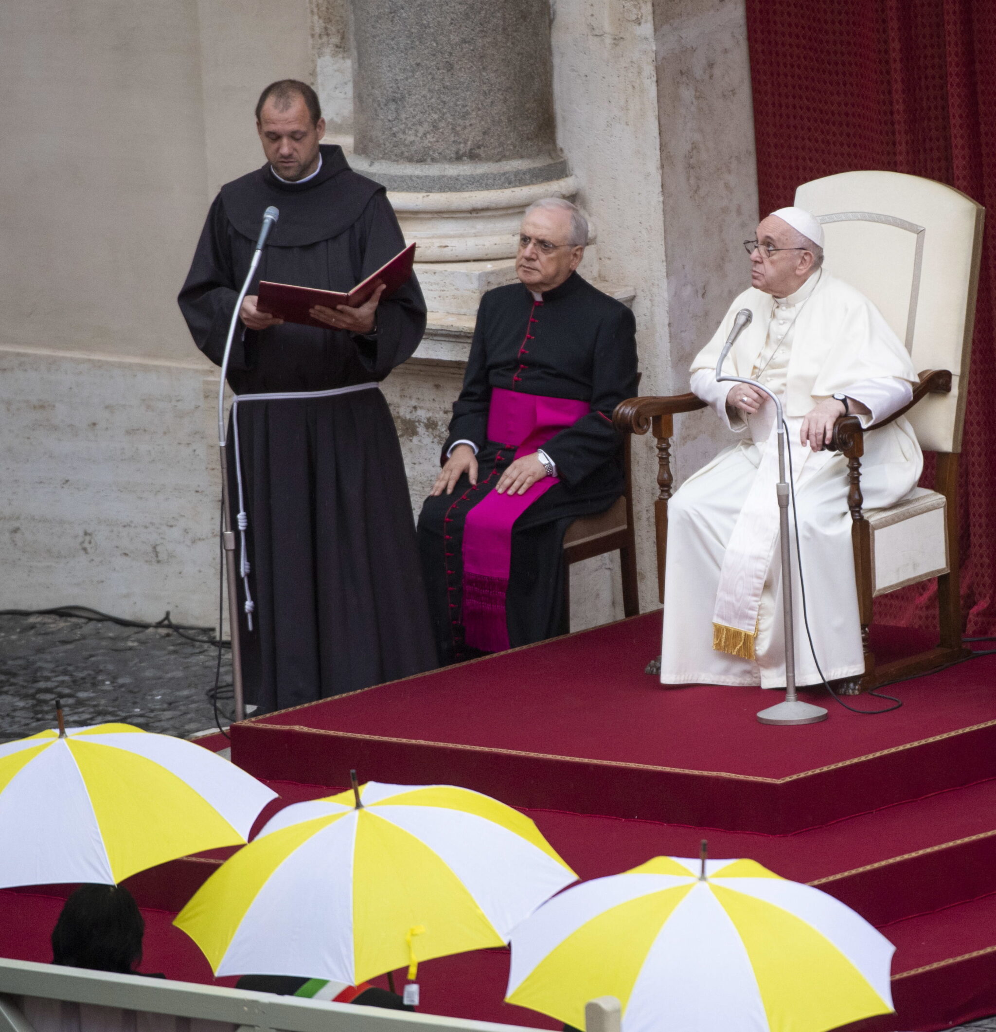 Deszczowy dzień w Rzymie - audiencja papieska. fot. PA/CLAUDIO PERI 
