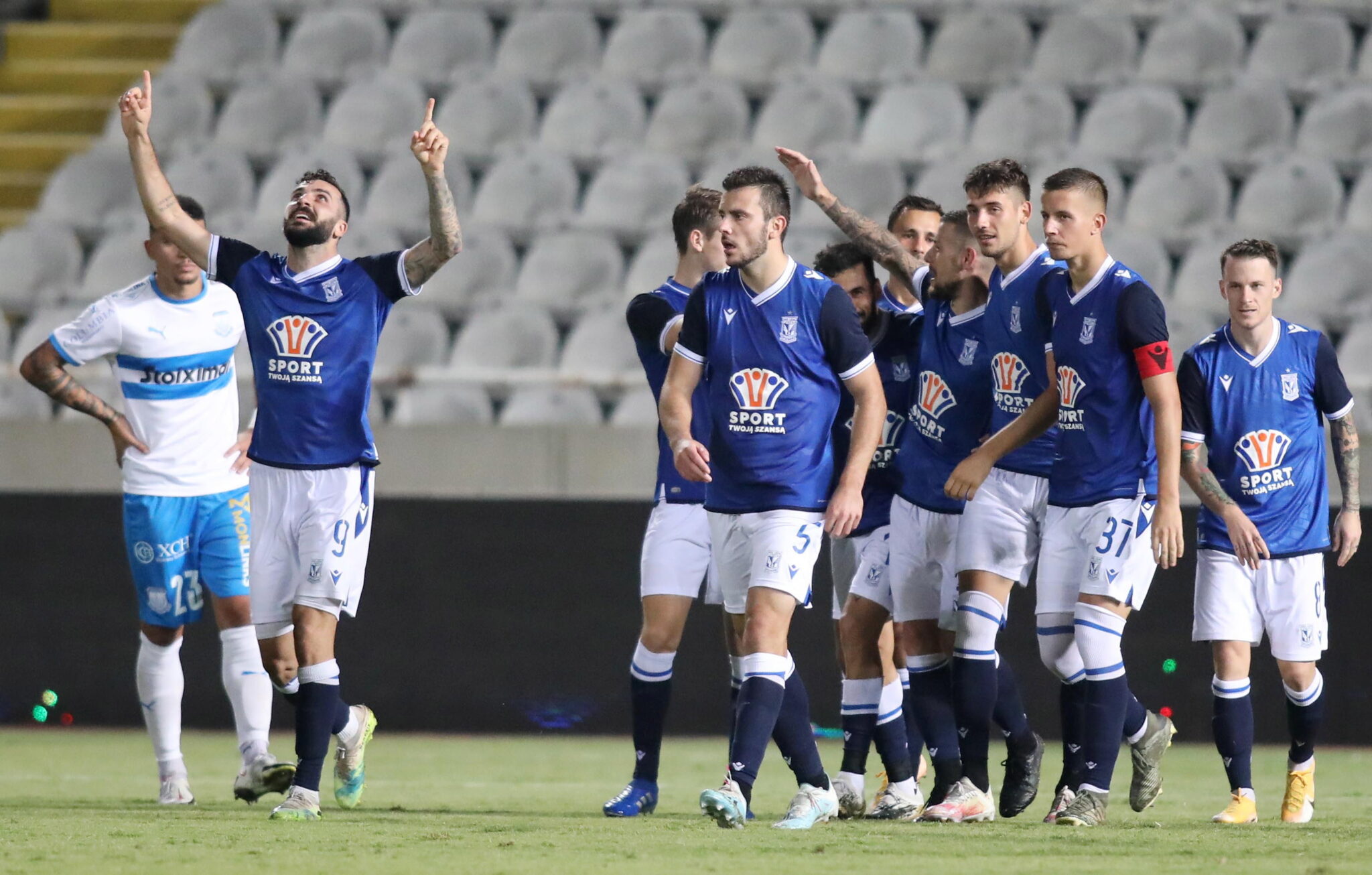 Lech Poznań w znakomitym stylu awansował do IV rundy eliminacji Ligi Europy. Wicemistrzowie Polski rozgromili na wyjeździe Apollon Limassol 5:0. fot. EPA/SAVVIDES PRESS 
