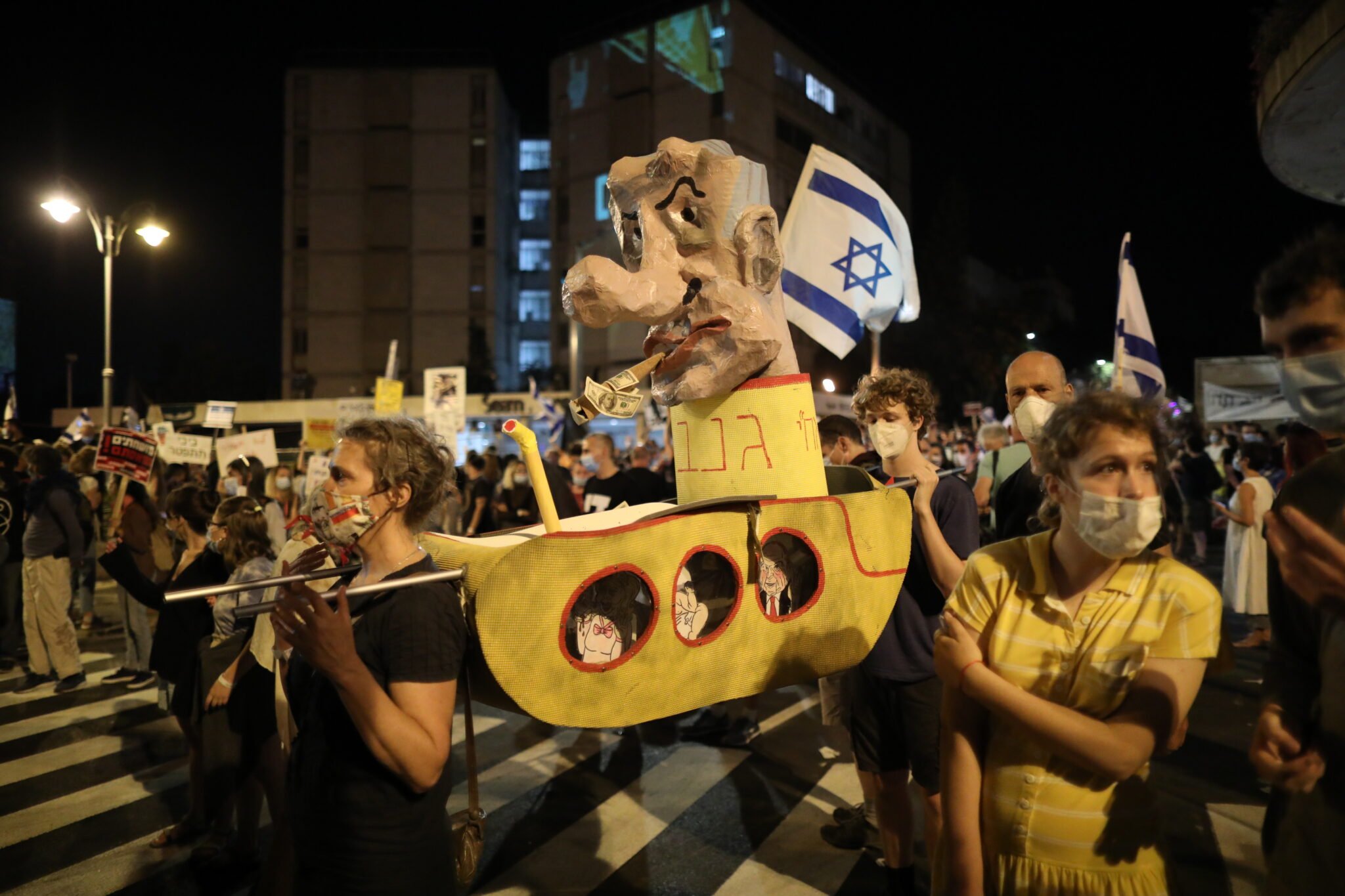 Izrael, Jerozolima: protest przeciwko decyzji premiera Netanjahu o drugim lockodownie związanym z pandemią, fot. , fot. EPA/ABIR SULTAN 