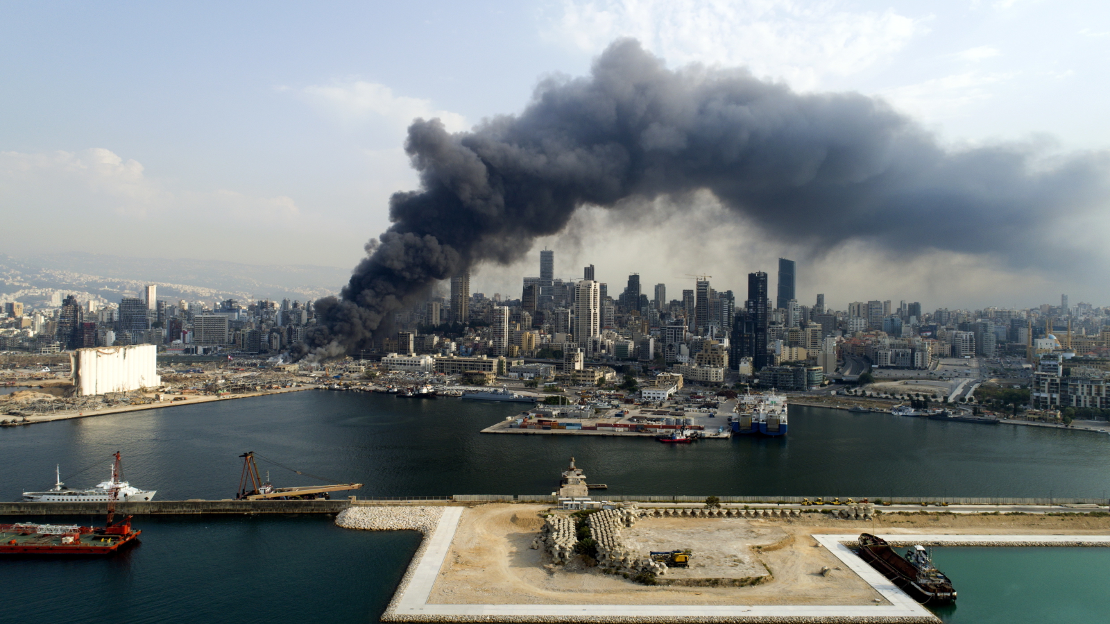Pożar w porcie w Bejrucie EPA/WAEL HAMZEH 
