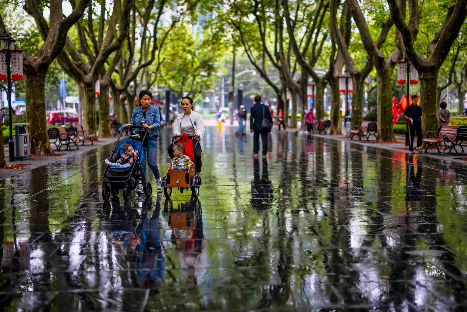 Ulewne deszcze w Chinach EPA/ALEX PLAVEVSKI 
